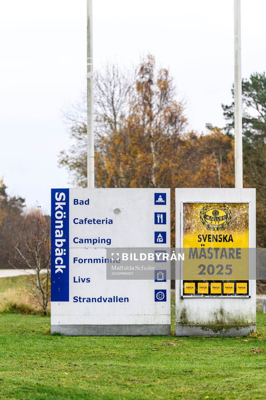 En skylt med texten Mjällby AIF - Svenska mästare 2025