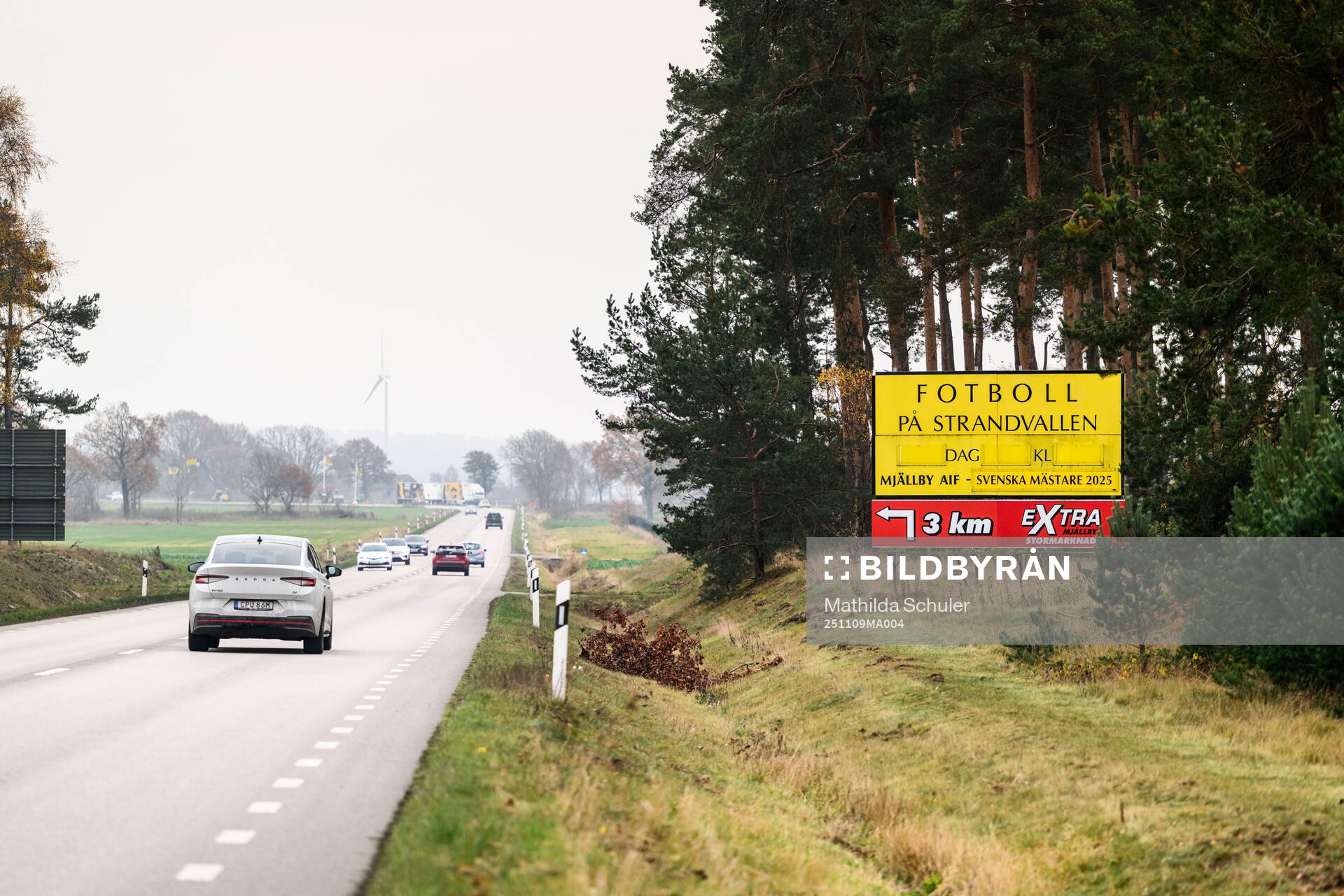 En skylt med texten Mjällby AIF - Svenska mästare 2025