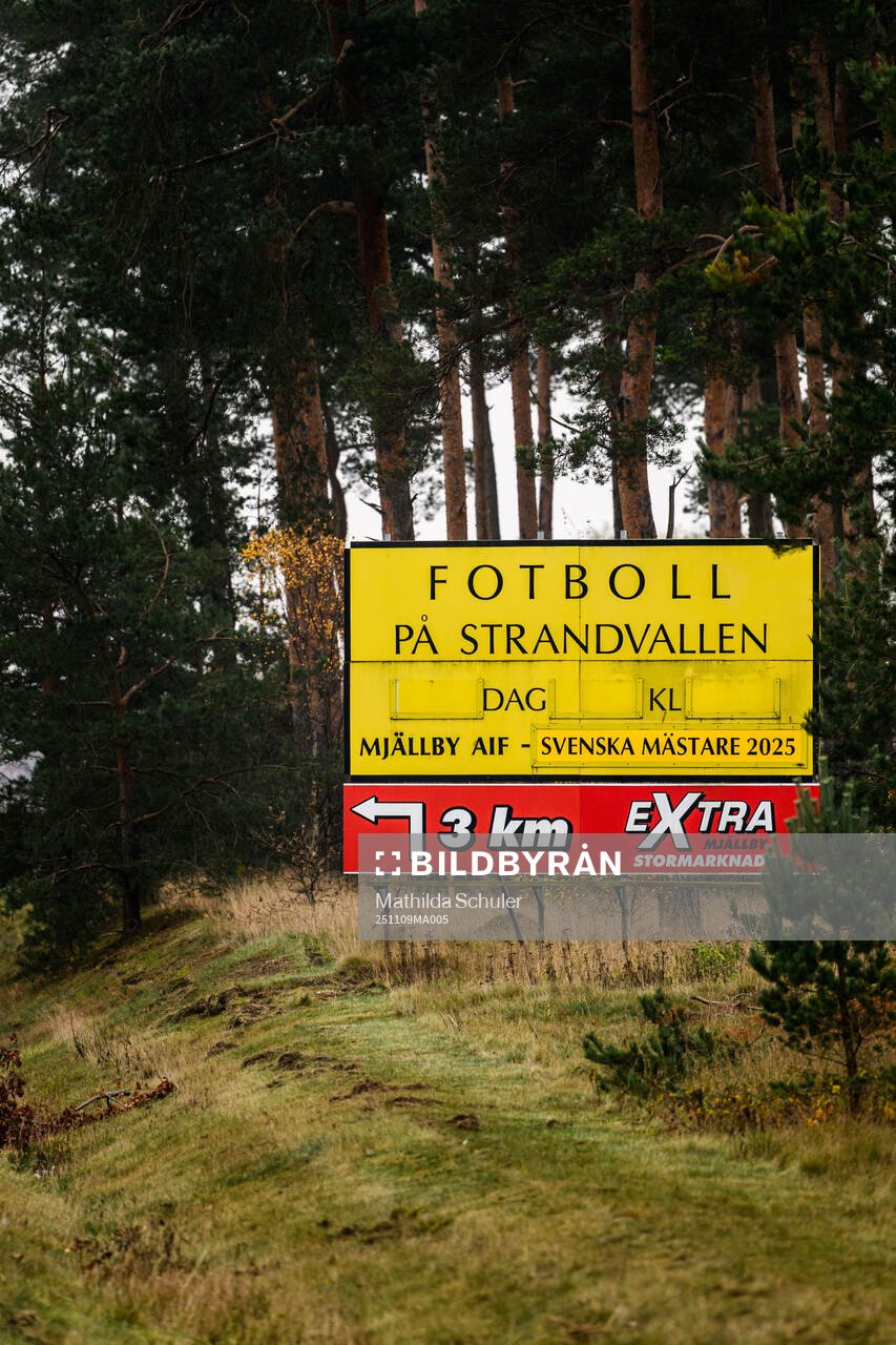 En skylt med texten Mjällby AIF - Svenska mästare 2025