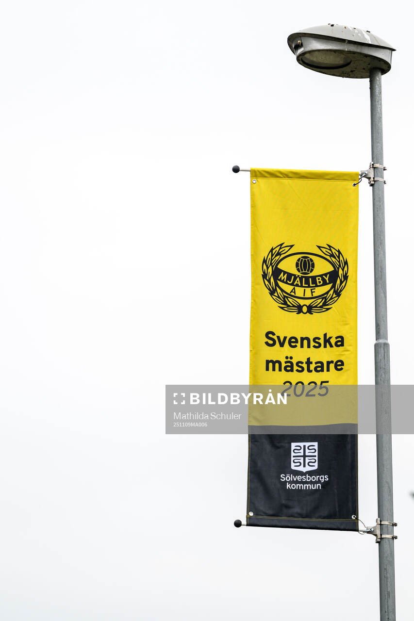 En vimpel med texten Mjällby AIF - Svenska mästare 2025