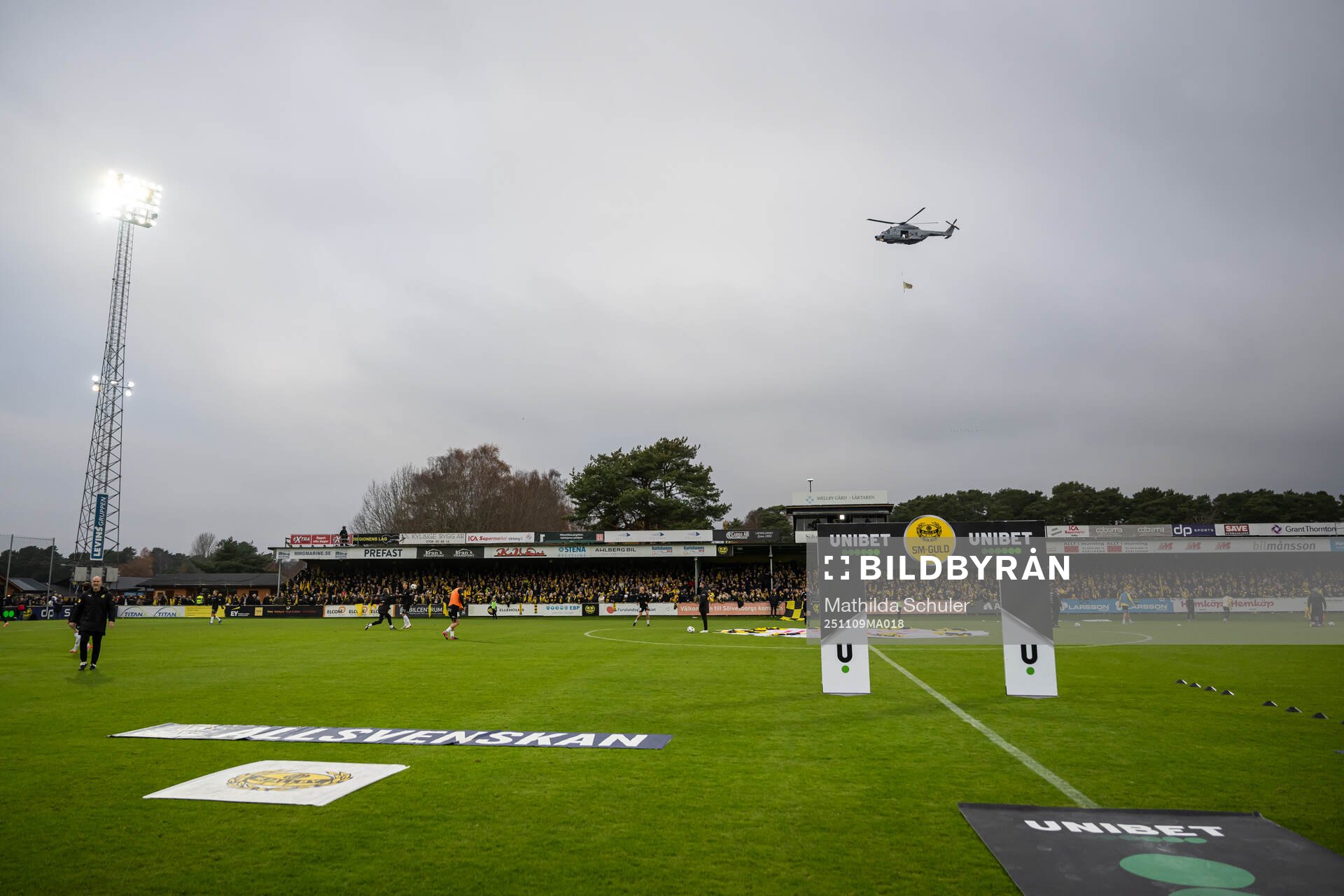 En helikopter med Mjällby-flagga