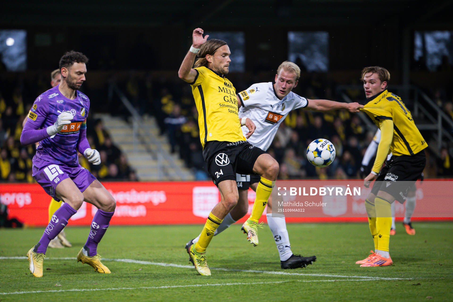 Häckens målvakt Etrit Berisha mot Mjällbys Tom