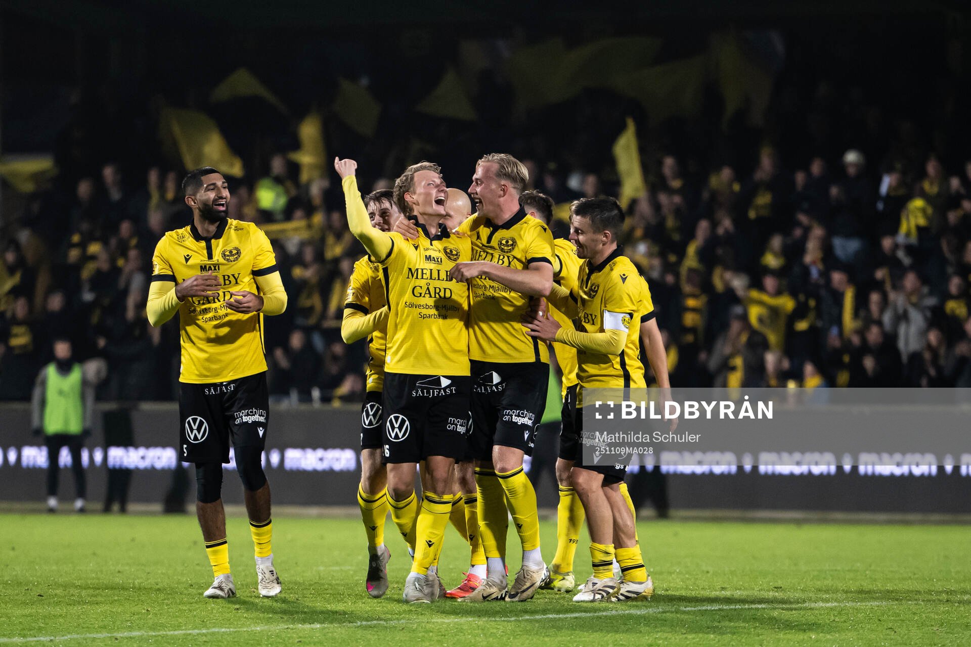 Mjällbys spelare jublar