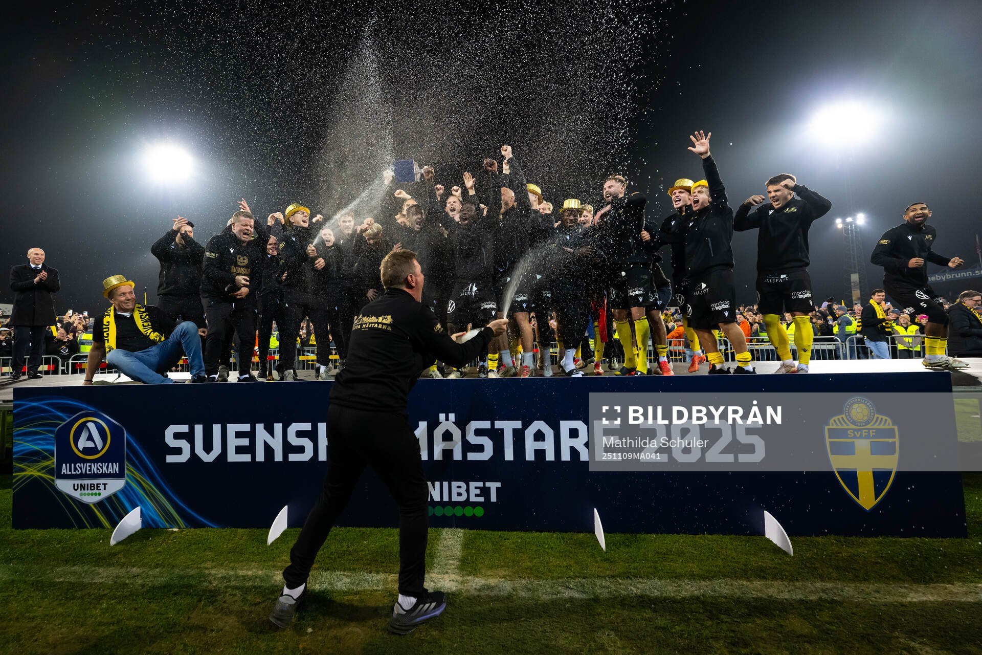 Mjällby jublar med Lennart Johanssons pokal