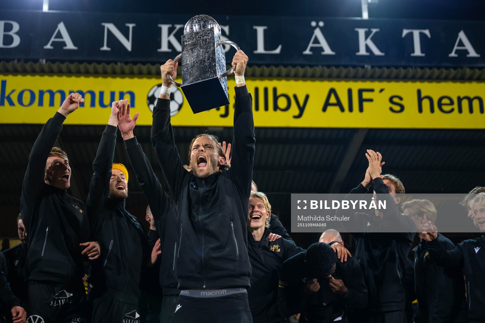 Mjällbys Tom Pettersson jublar med Lennart Johanssons pokal