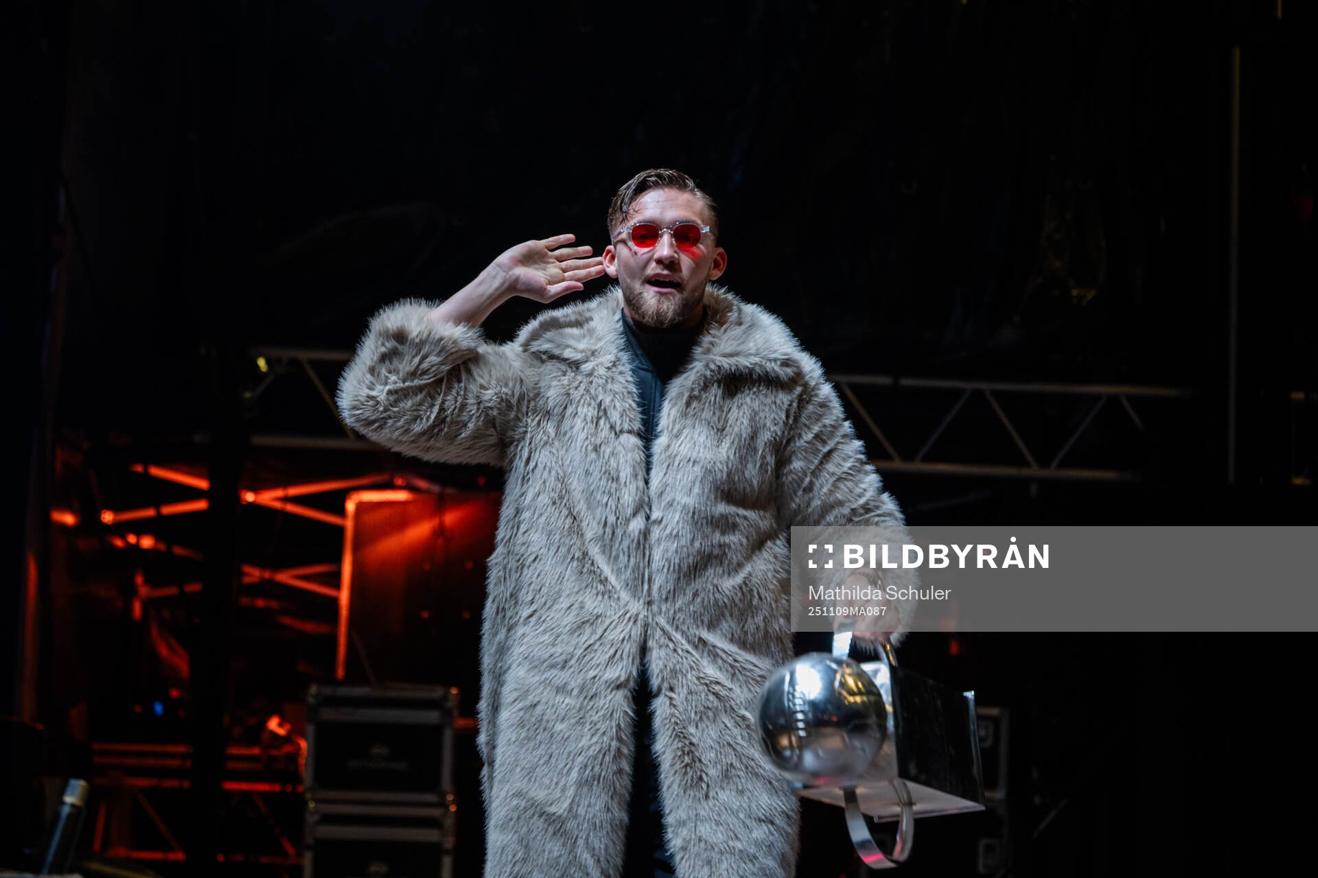 Mjällbys målvakt Noel Törnqvist jublar med Lennart