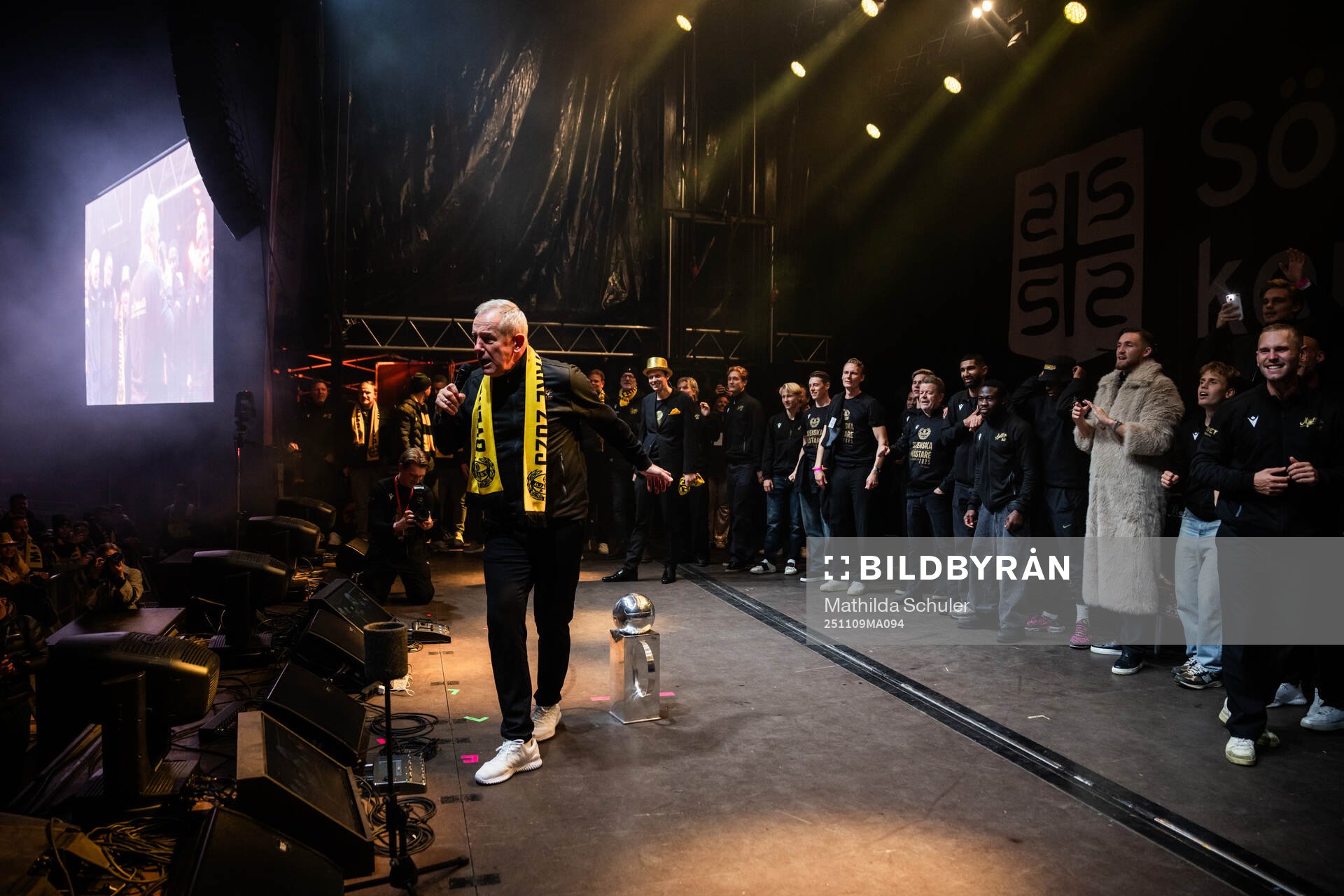 Mjällbys Sportchef Hasse Larsson jublar