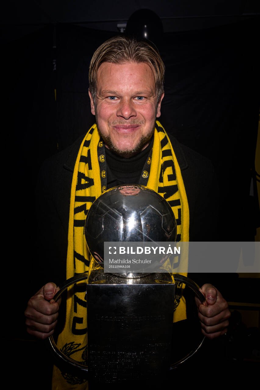 Mjällbys scout David Löfquist jublar med Lennart