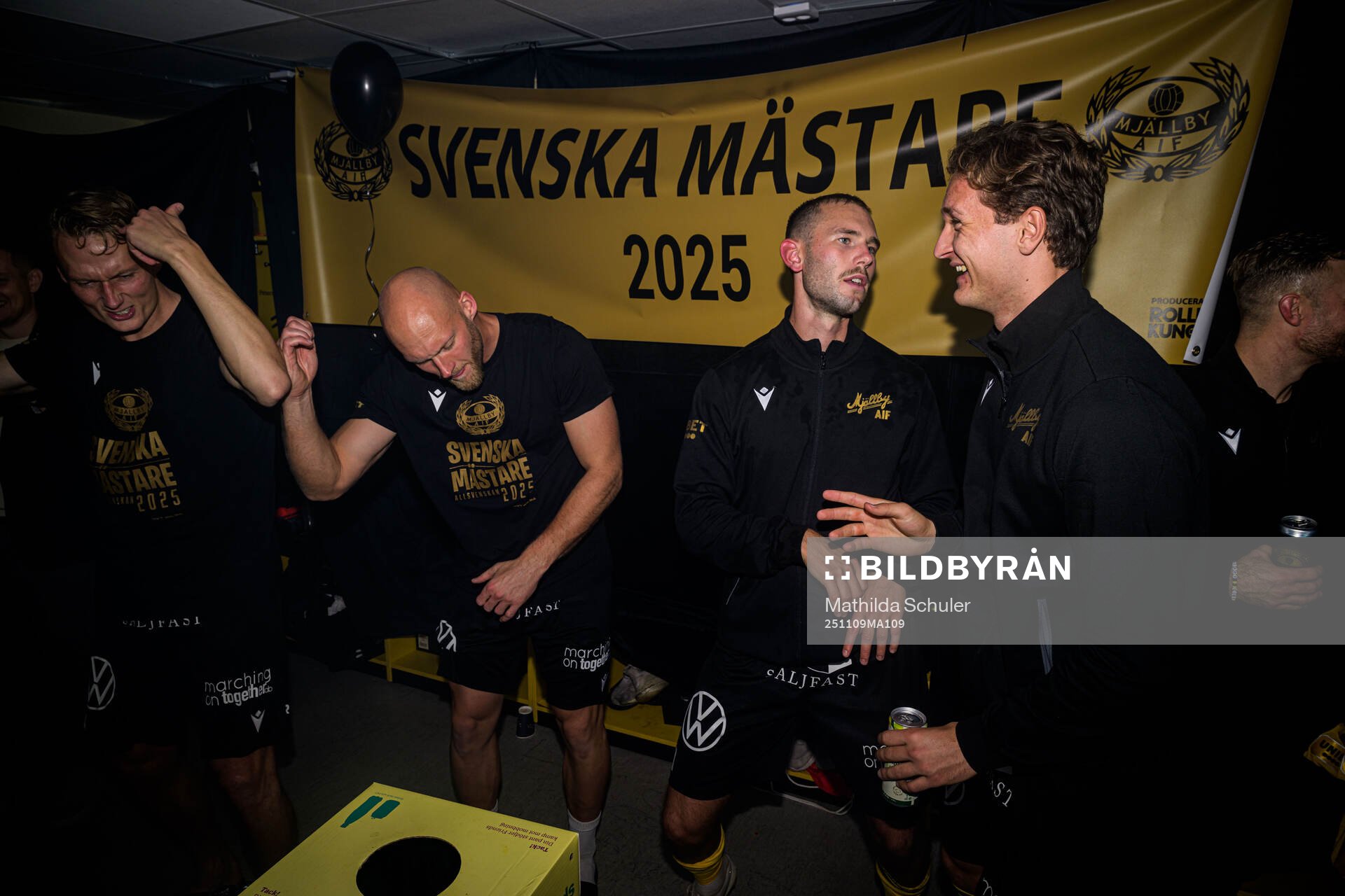 Mjällbys spelare jublar i omklädningsrummet