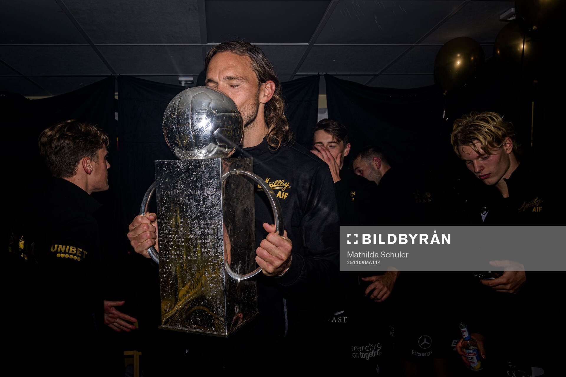 Mjällbys Tom Pettersson jublar med Lennart Johanssons pokal