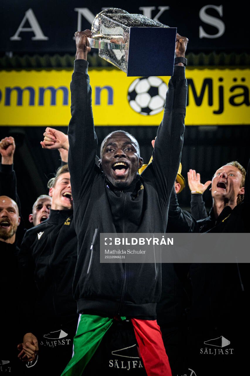 Mjällbys Abdoulie Manneh jublar med Lennart Johanssons