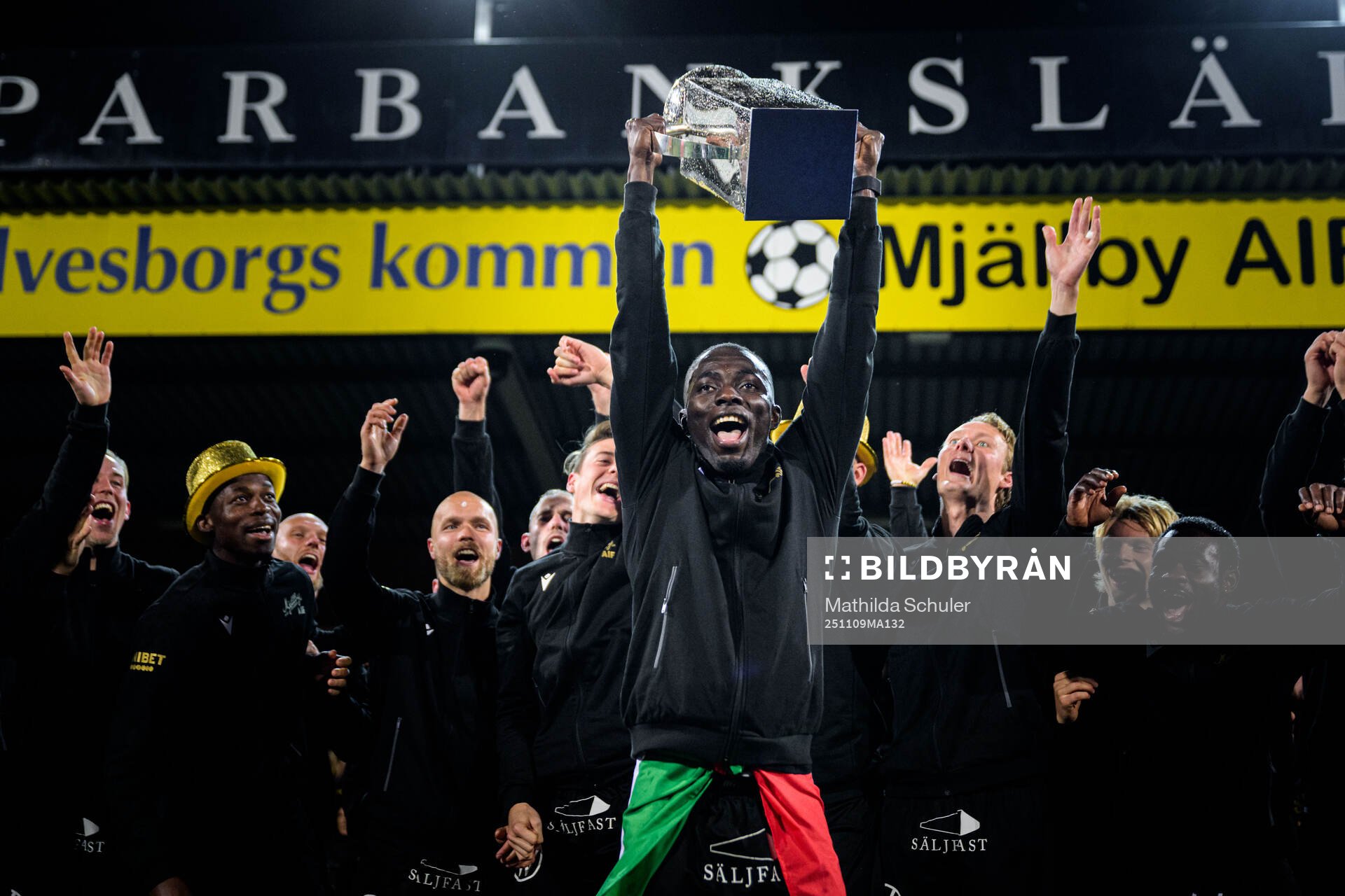 Mjällbys Abdoulie Manneh jublar med Lennart Johanssons