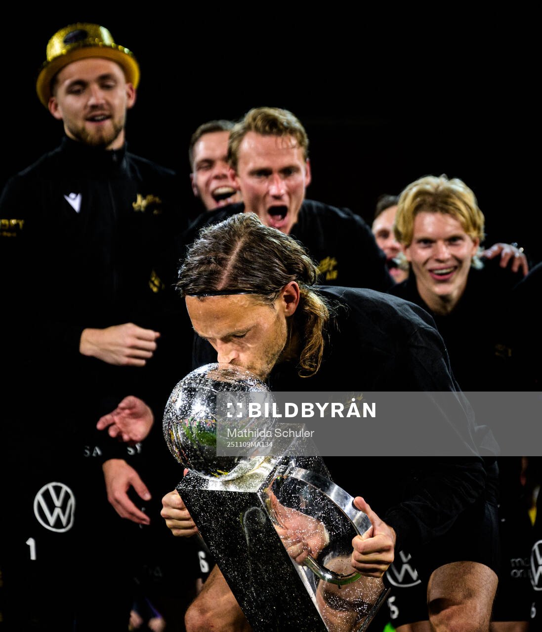 Mjällbys Tom Pettersson jublar med Lennart Johanssons pokal