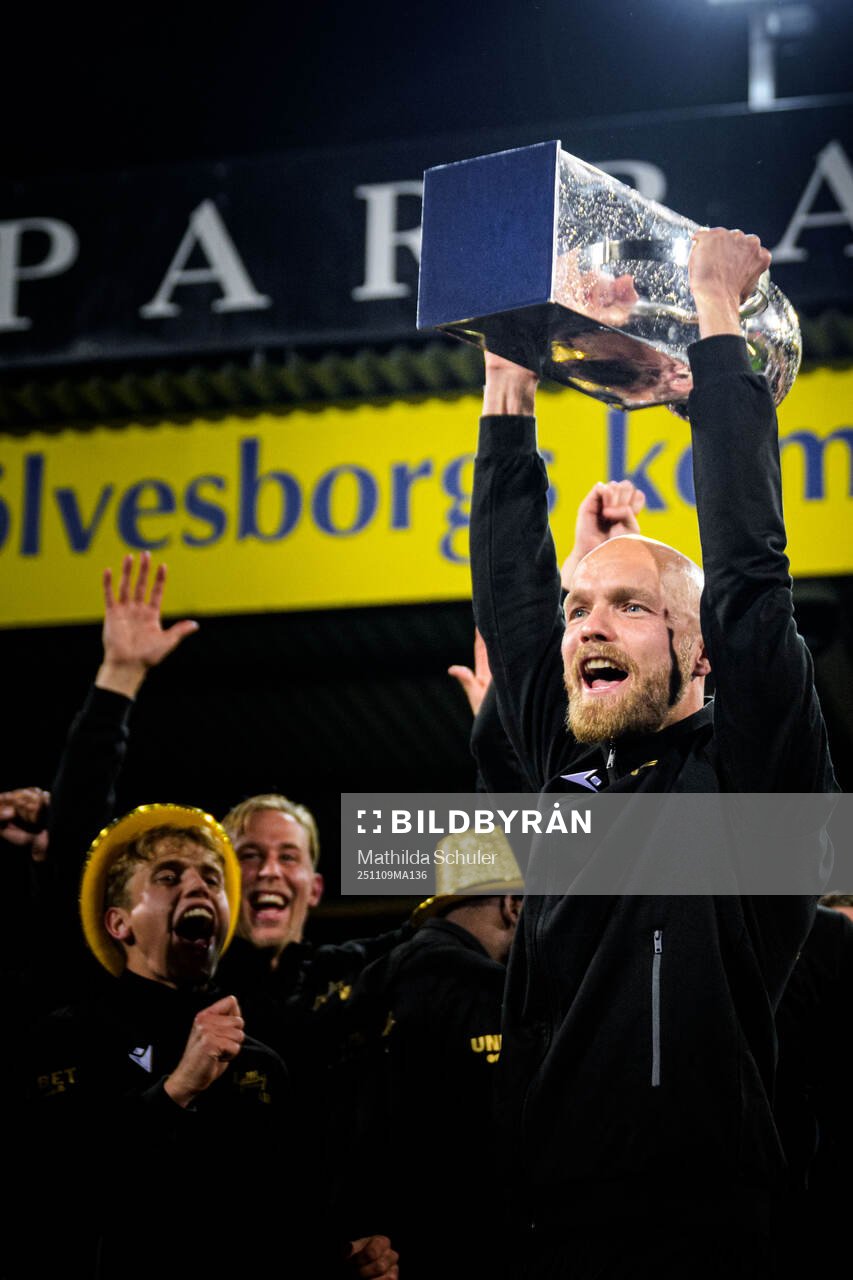 Mjällbys Viktor Gustafson  jublar med Lennart Johanssons