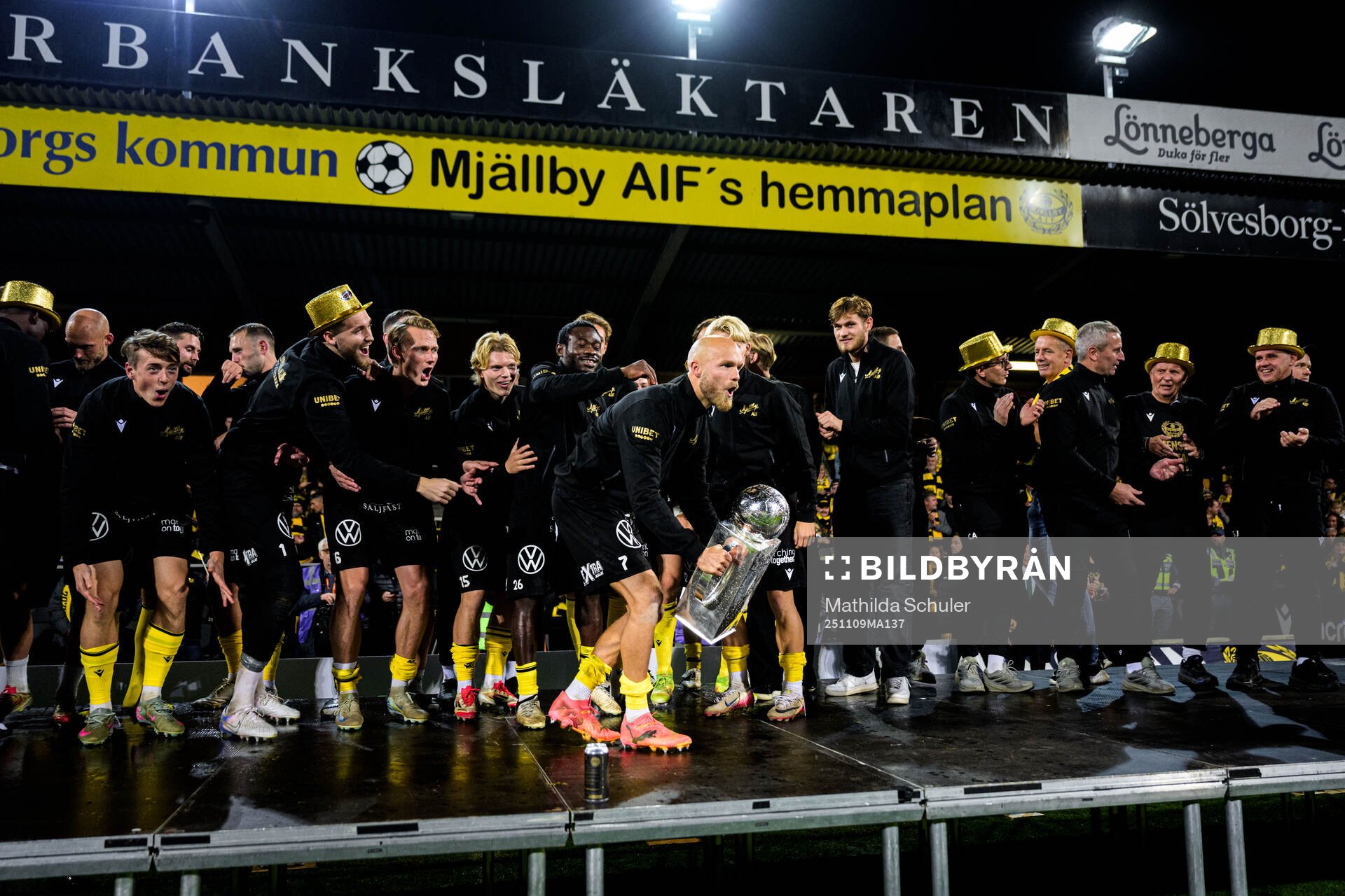 Mjällbys Viktor Gustafson jublar med Lennart Johanssons