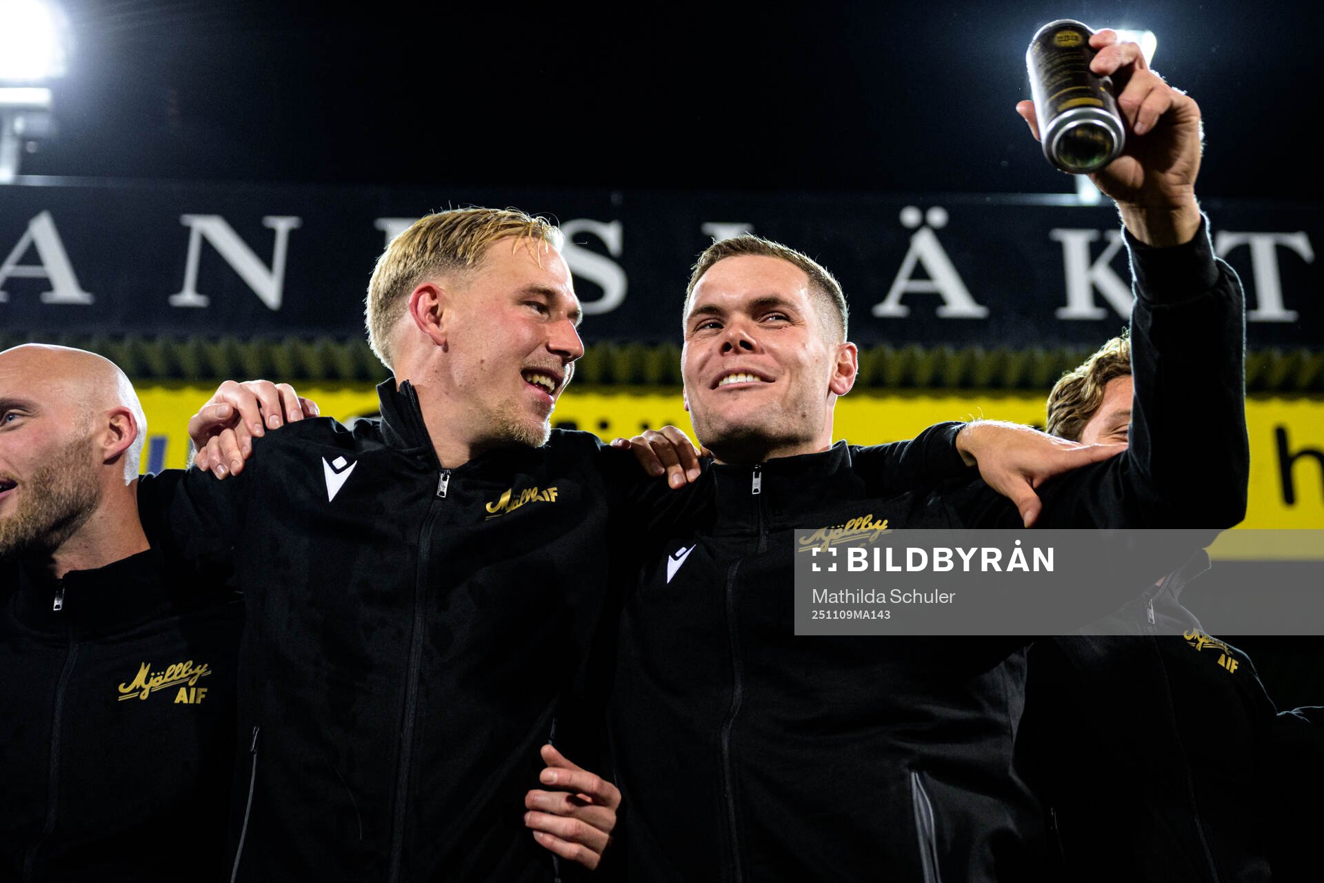 Mjällbys Herman Johansson och Jacob Bergström jublar