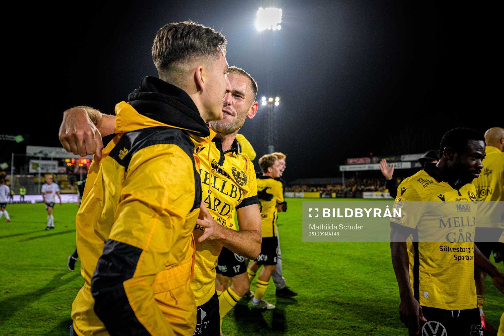 Mjällbys Adam Petersson jublar