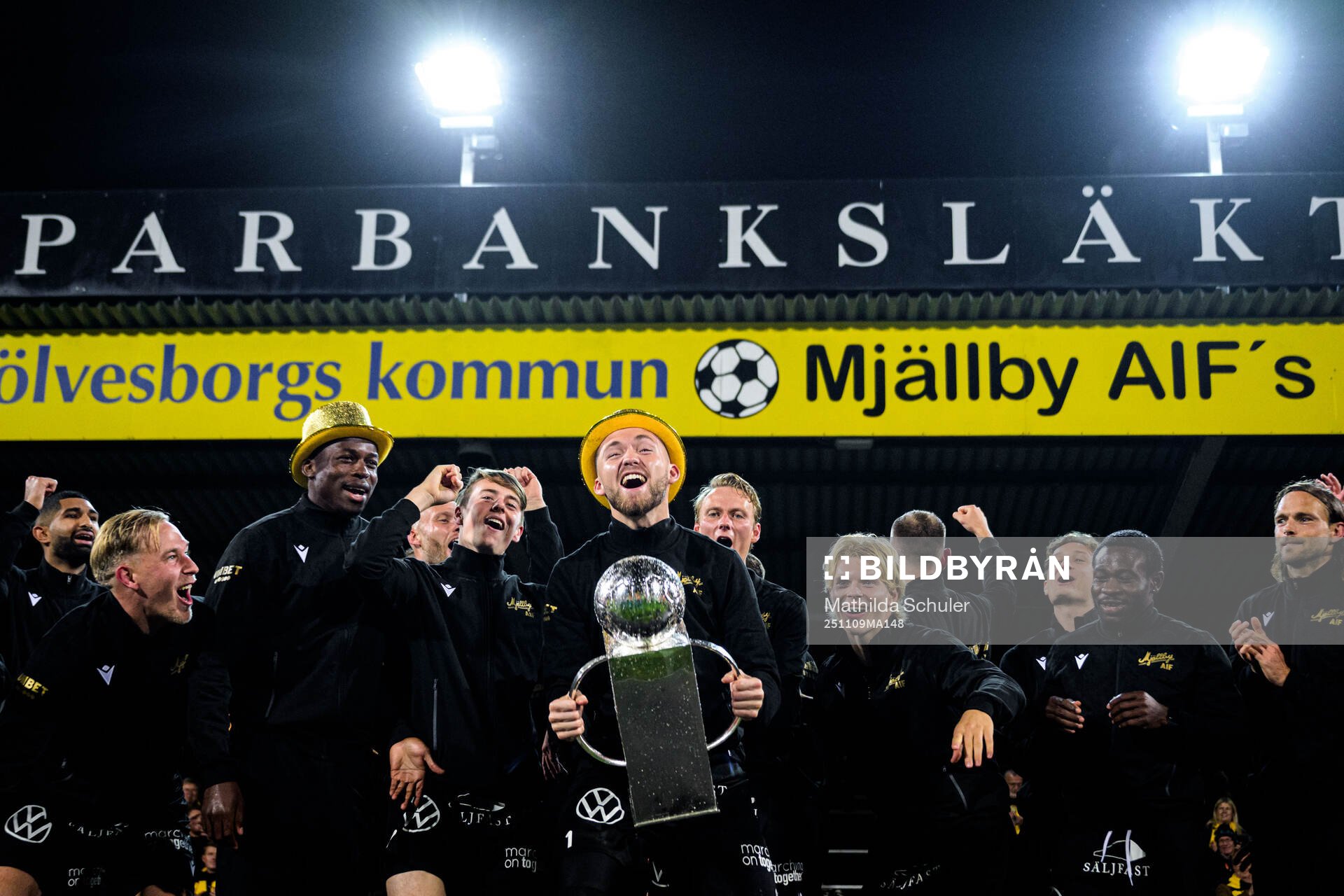 Mjällbys målvakt Noel Törnqvist jublar med Lennart