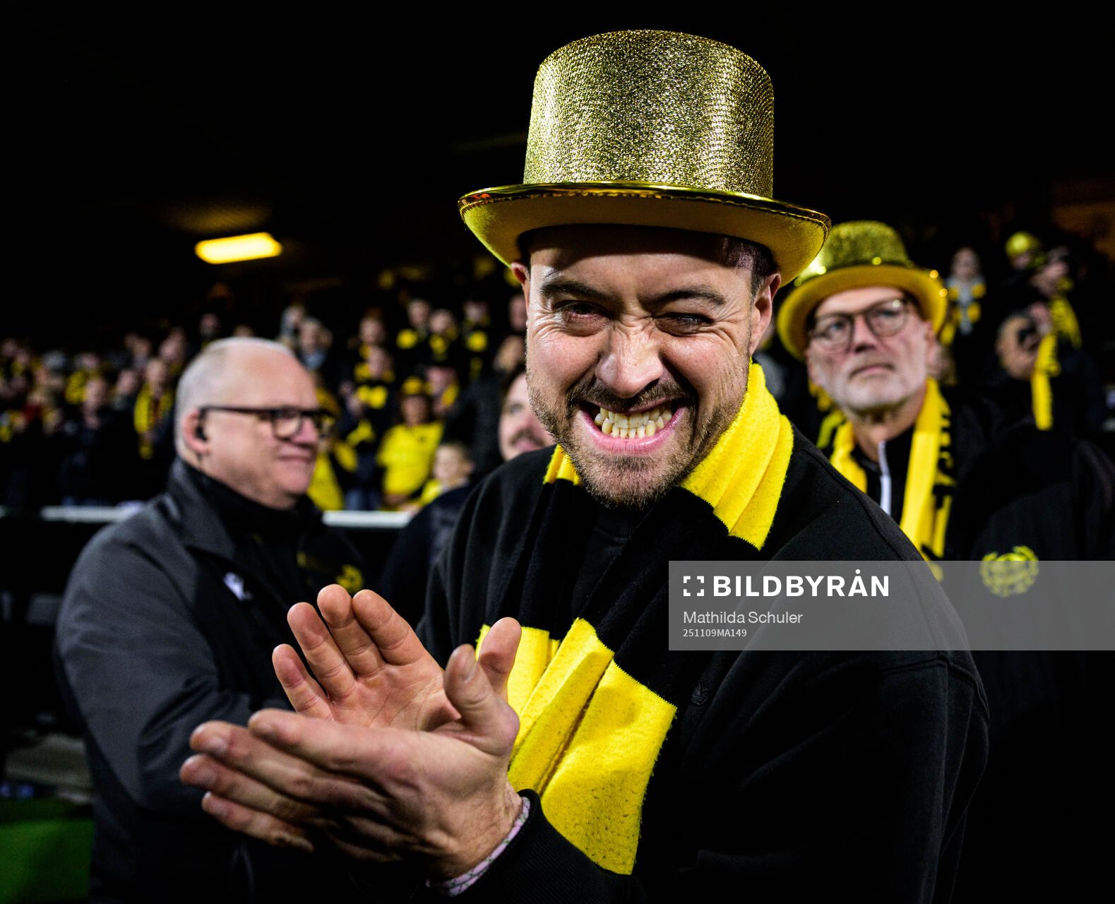 Mjällbys klubbchef Jacob Lennartsson jublar