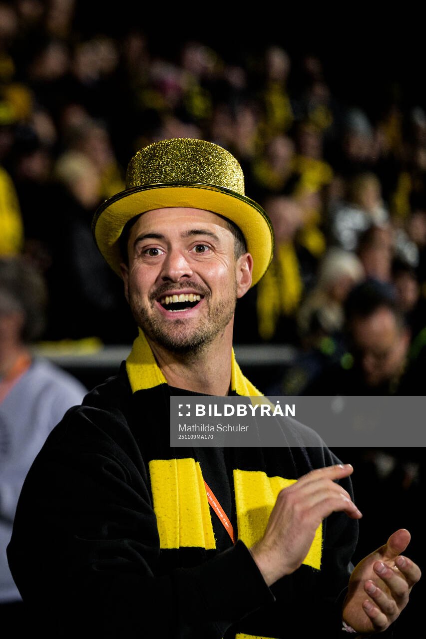 Mjällbys klubbchef Jacob Lennartsson jublar
