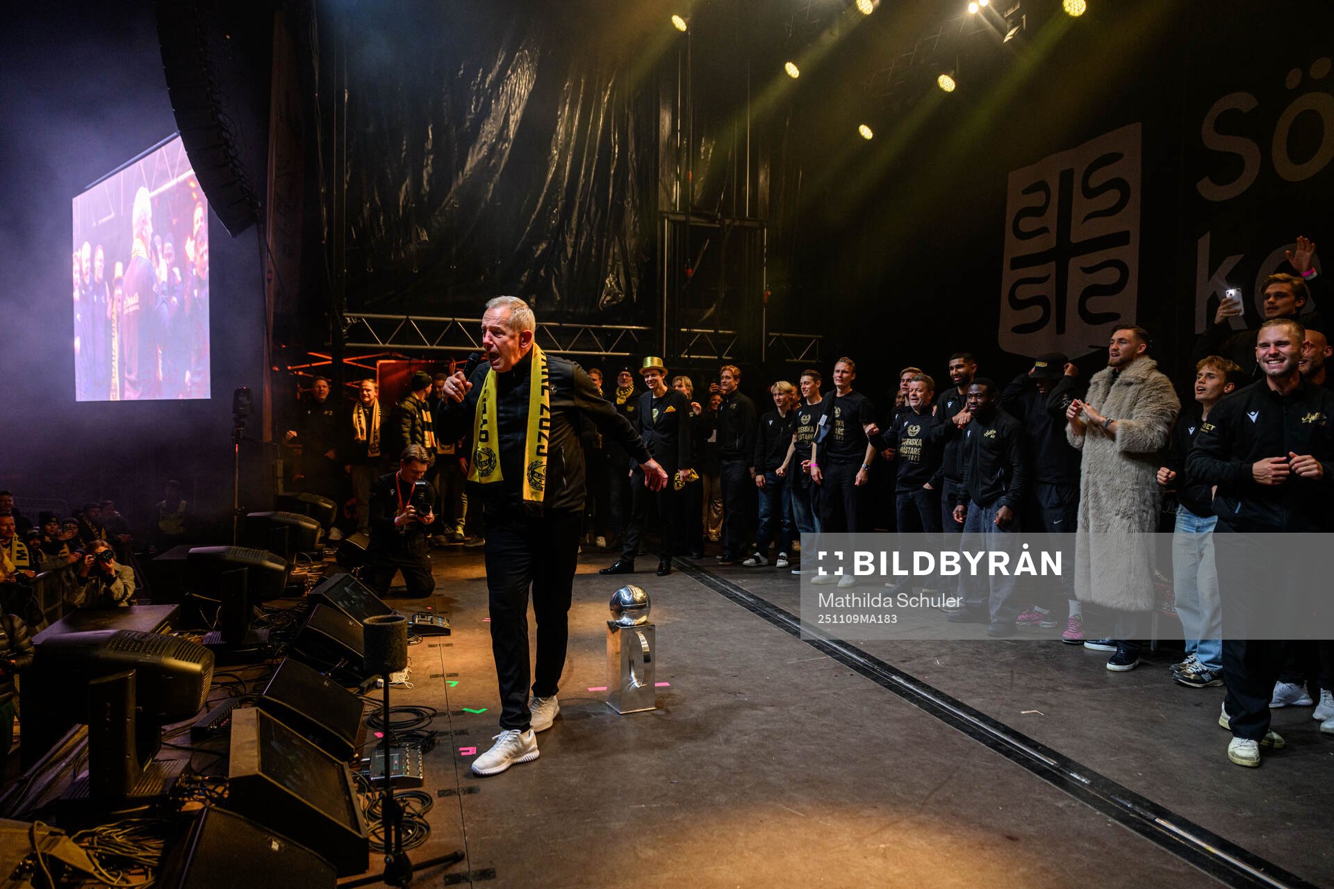 Mjällbys sportchef Hasse Larsson jublar på scen vid ett