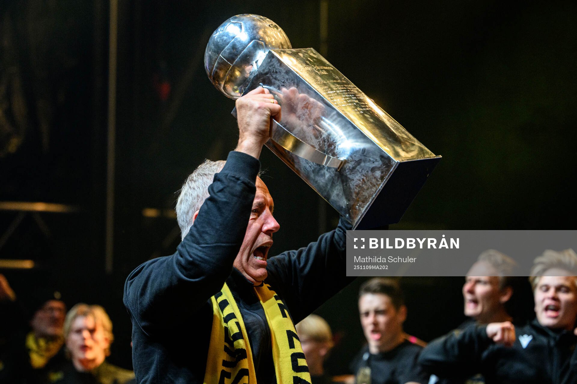 Mjällbys sportchef Hasse Larsson  jublar på scen vid ett