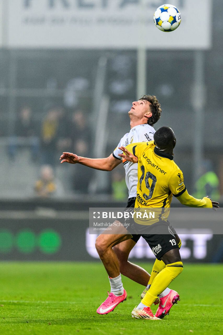 Häckens Silas Andersen och Mjällbys Abdoulie Manneh