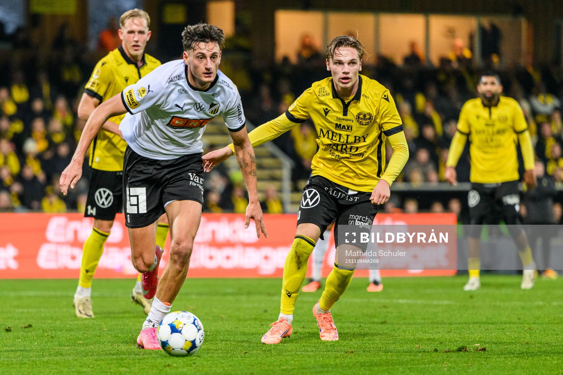 Häckens Silas Andersen och Mjällbys Jeppe Kjaer