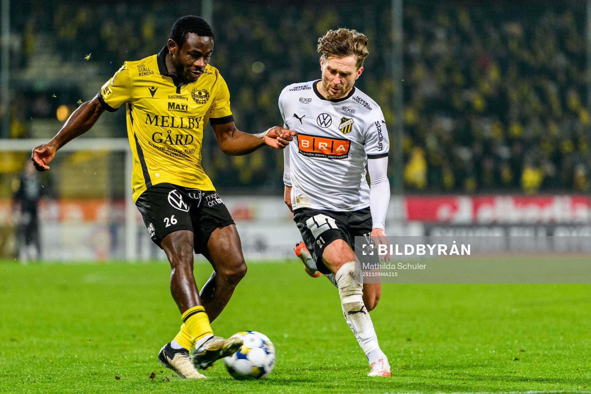 Mjällbys Uba Charles Nwokoma och Häckens Adam Lundkvist