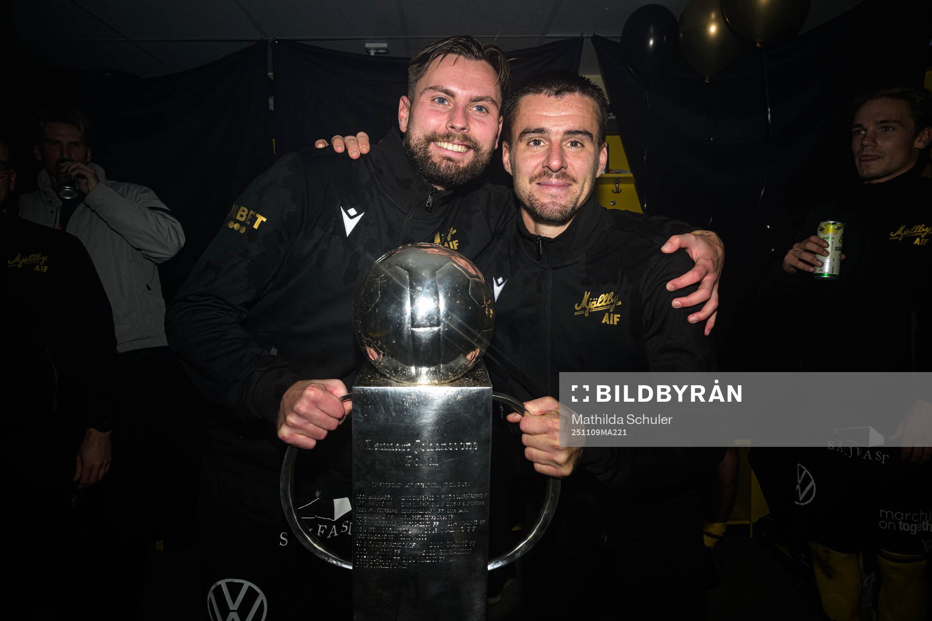 Mjällbys Axel Norén och Jesper Gustavsson jublar med
