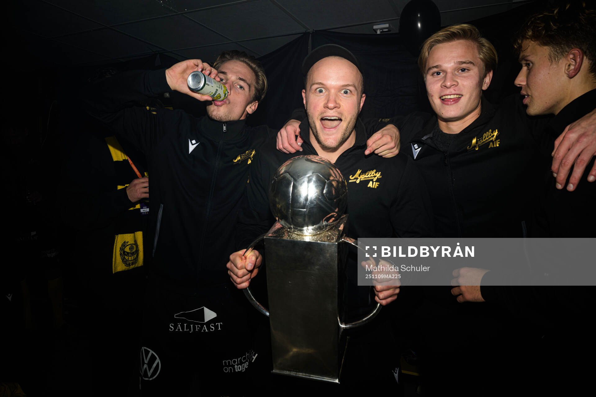 Mjällbys Jeppe Kjaer och naprapat Hampus Hedberg jublar