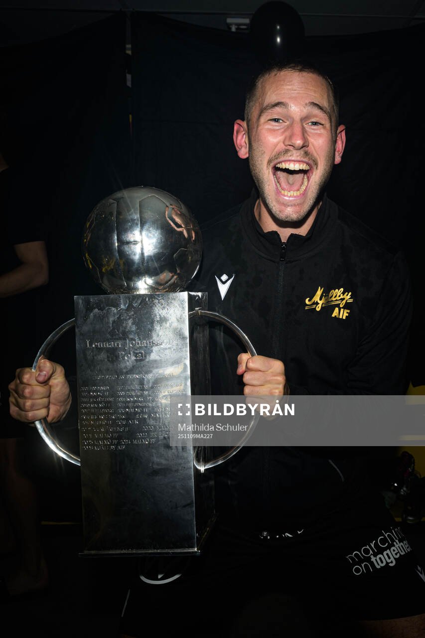 Mjällbys Adam Petersson jublar med Lennart Johanssons pokal