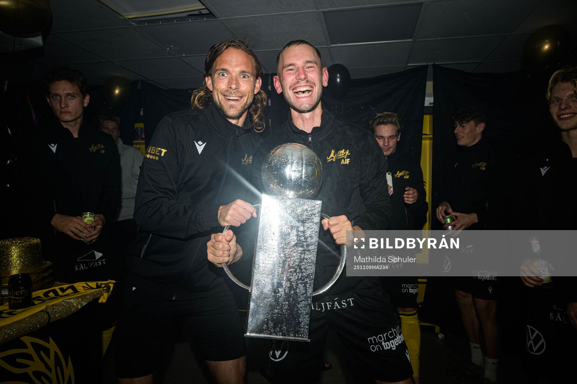 Mjällbys Tom Pettersson och Adam Petersson jublar med
