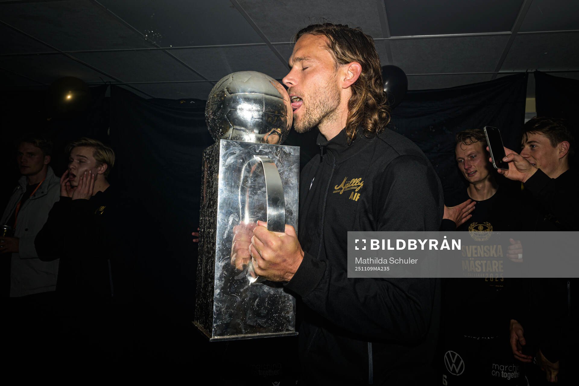 Mjällbys Tom Pettersson jublar med Lennart Johanssons pokal