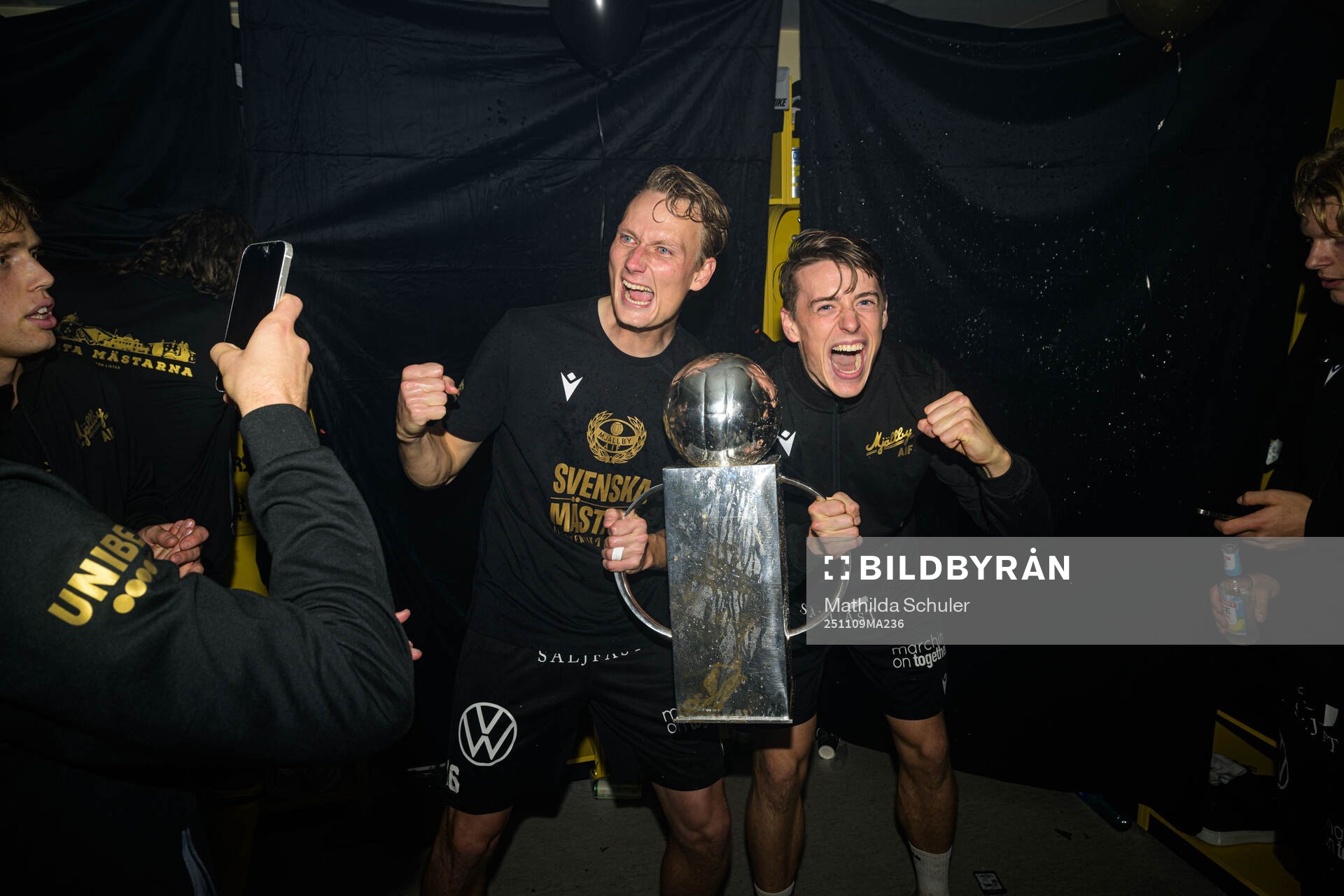 Mjällbys Alexander Johansson och Elliot Stroud jublar med