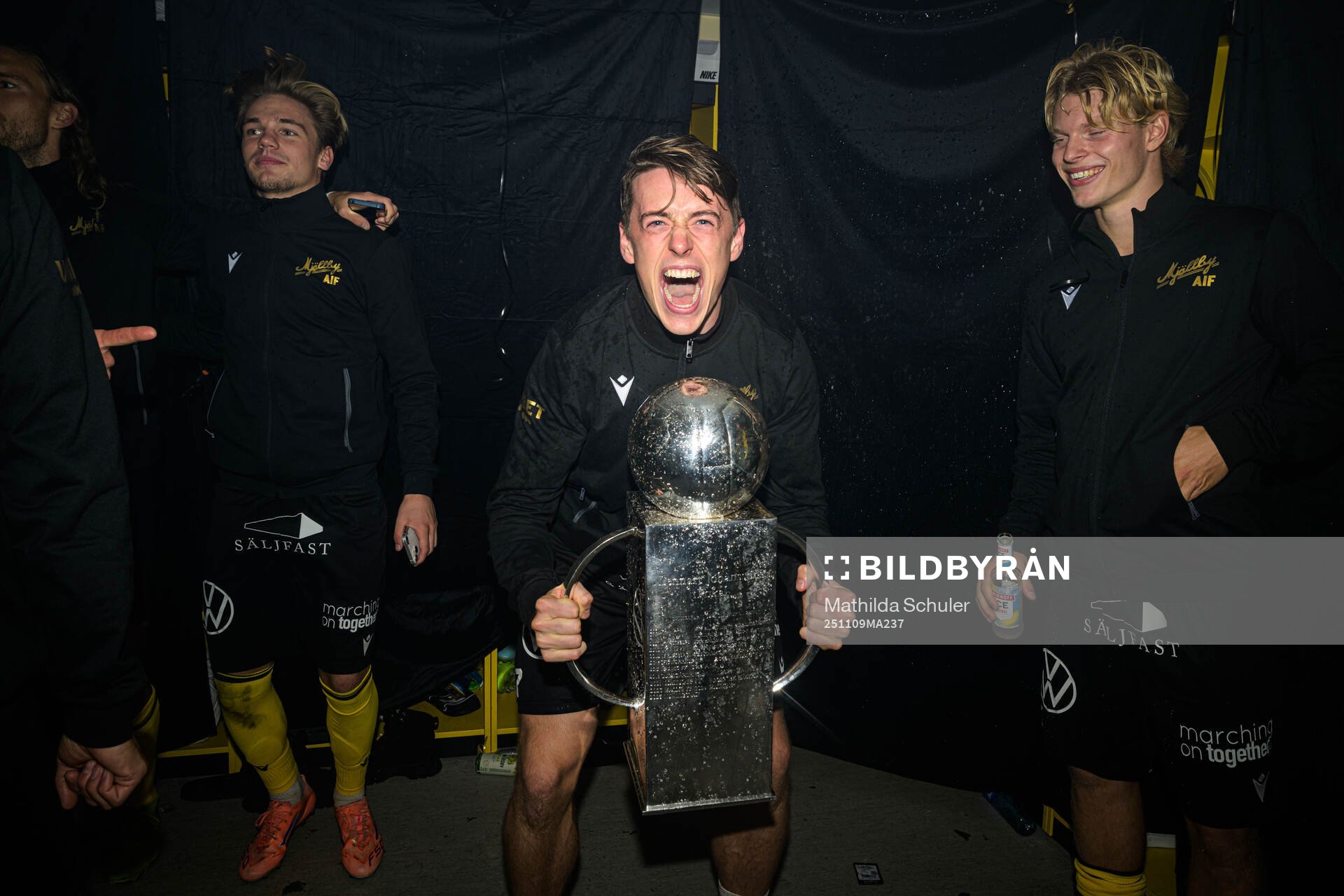 Mjällbys Elliot Stroud jublar med Lennart Johanssons pokal