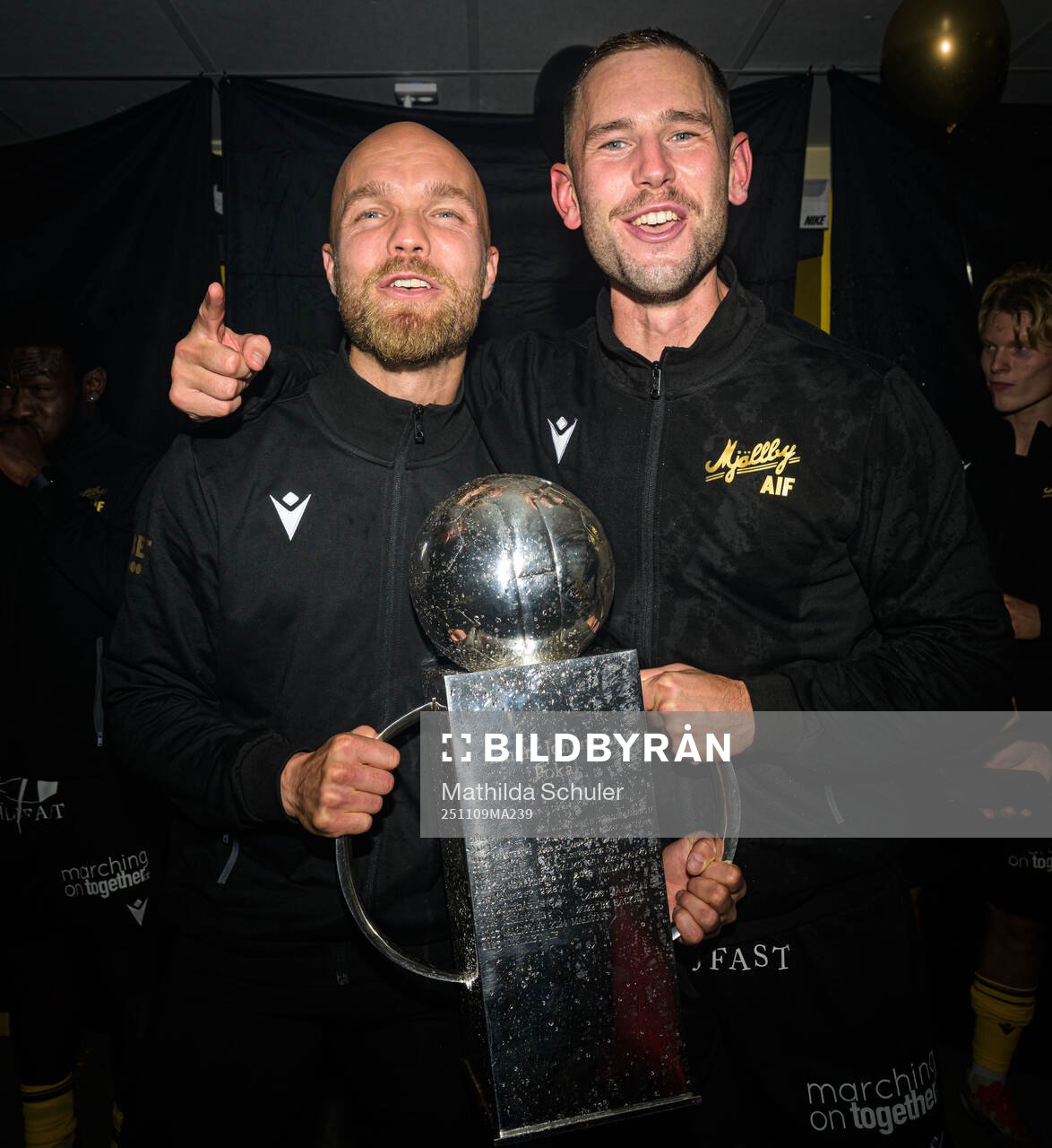Mjällbys Viktor Gustafson och Adam Petersson jublar med