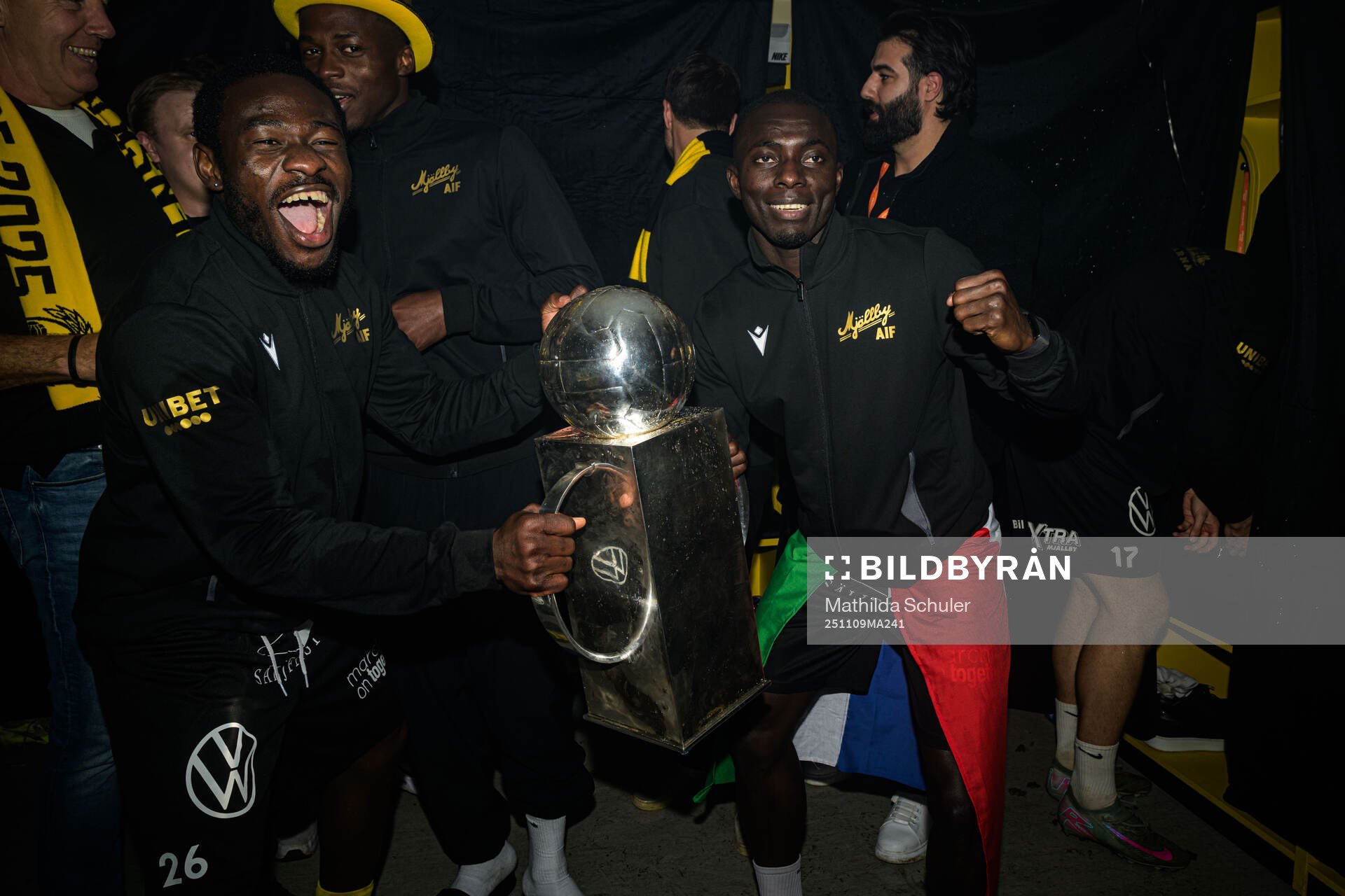 Mjällbys Uba Charles Nwokoma och Abdoulie Manneh  jublar