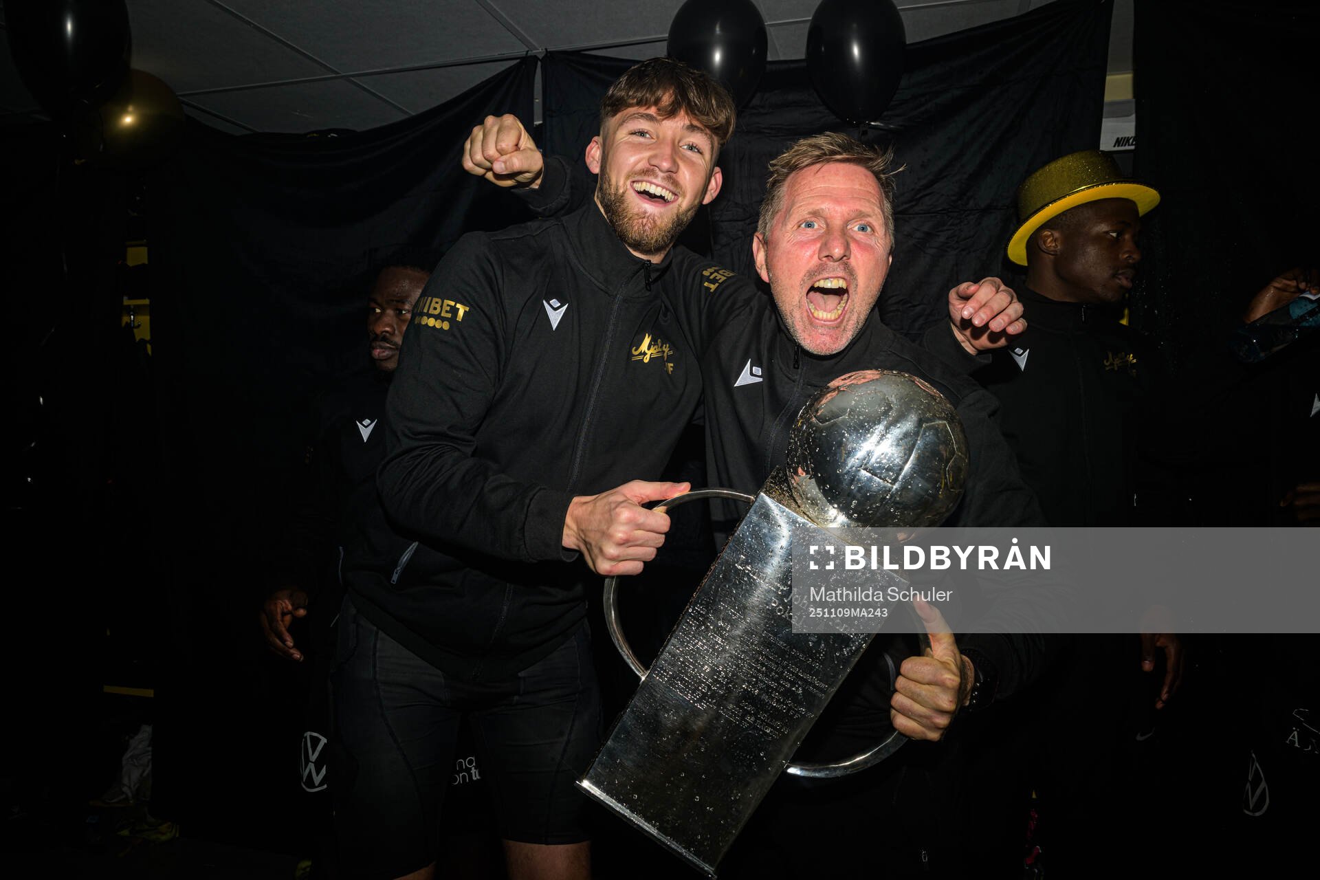 Mjällbys målvakt Noel Törnqvist och players manager