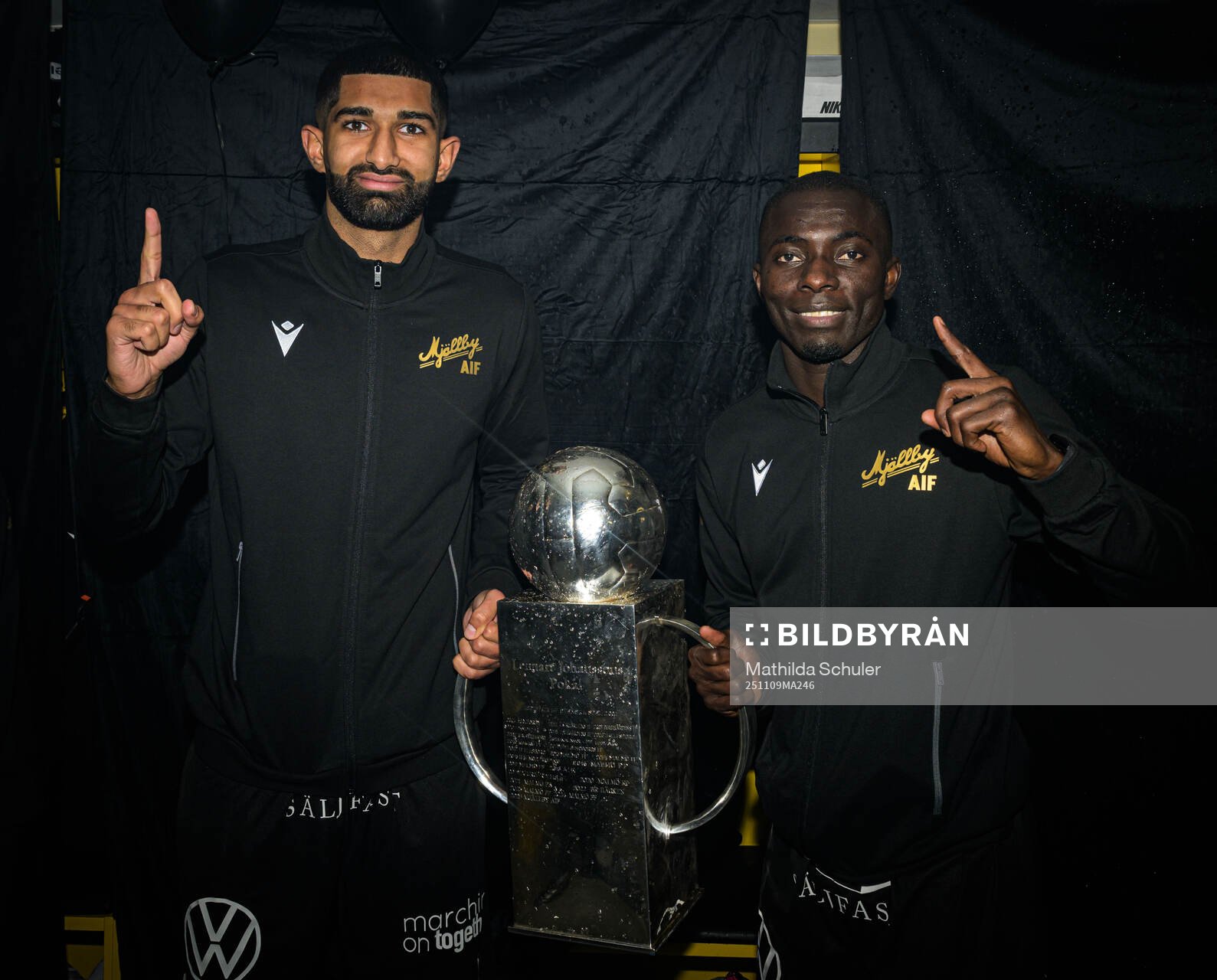 Mjällbys Abdullah Iqbal och Abdoulie Manneh jublar med