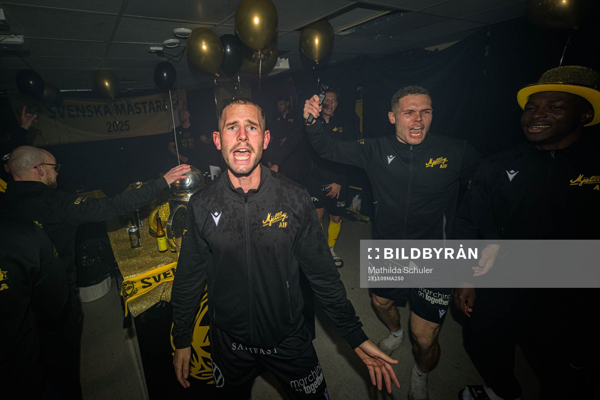Mjällbys Adam Petersson och Jacob Bergström jublar i