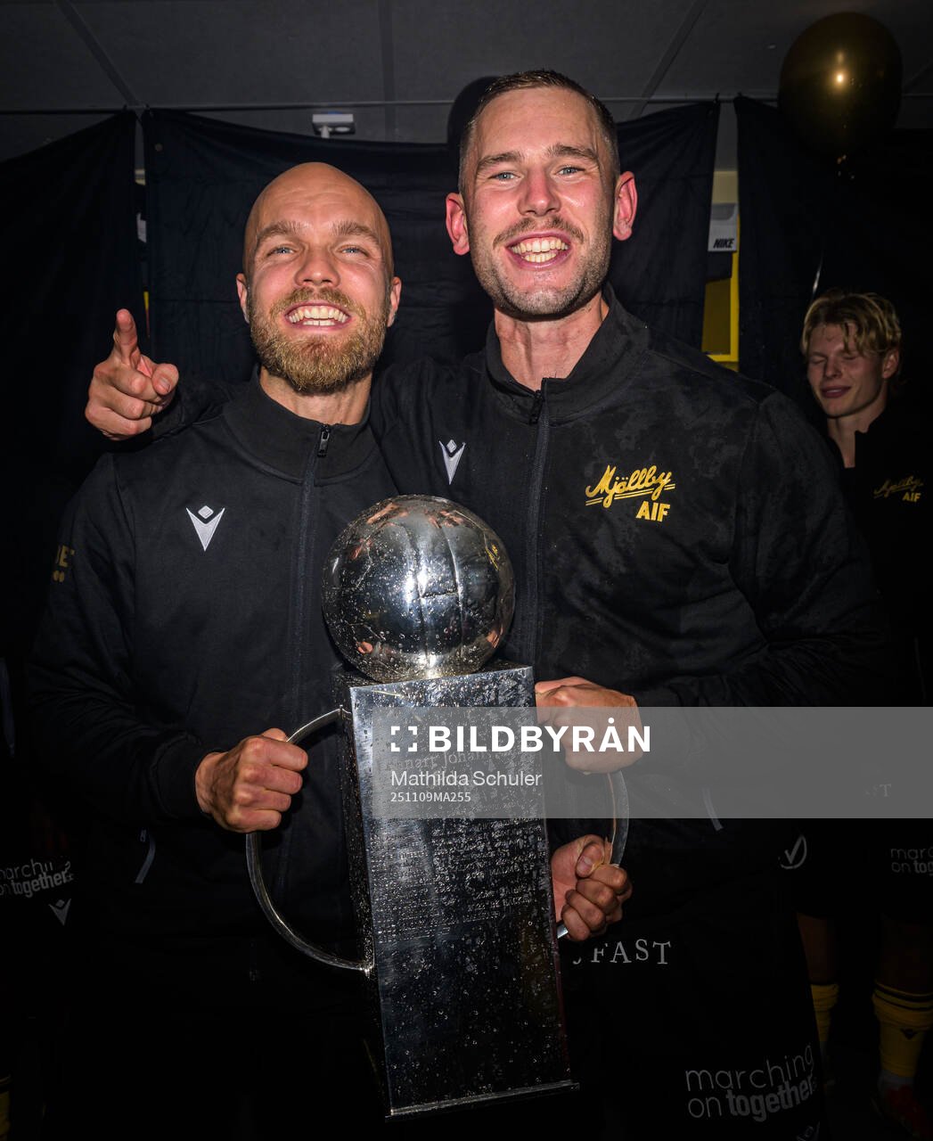 Mjällbys Viktor Gustafson och Adam Petersson jublar med