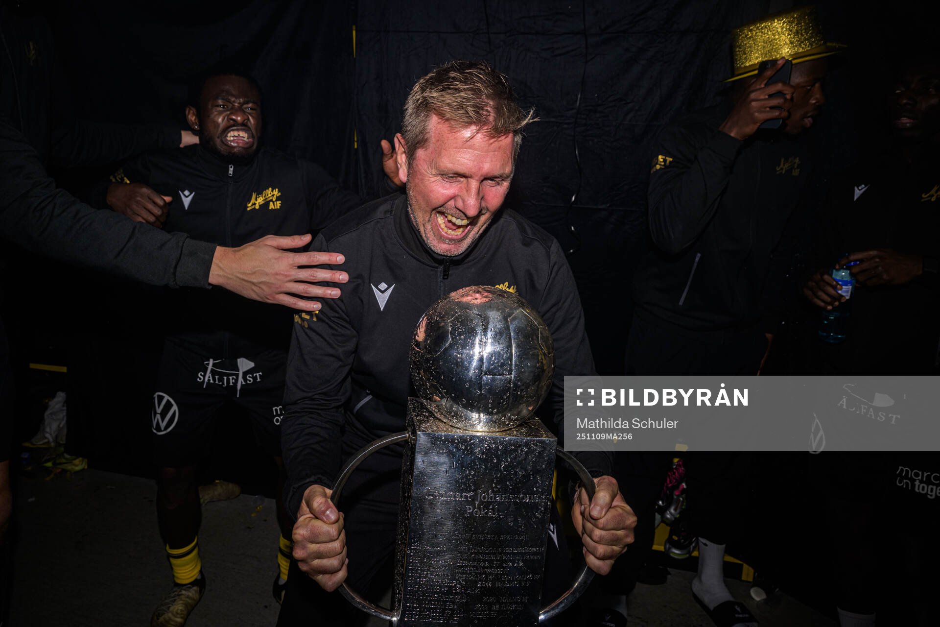 Mjällbys players manager Patrik Andersson jublar med