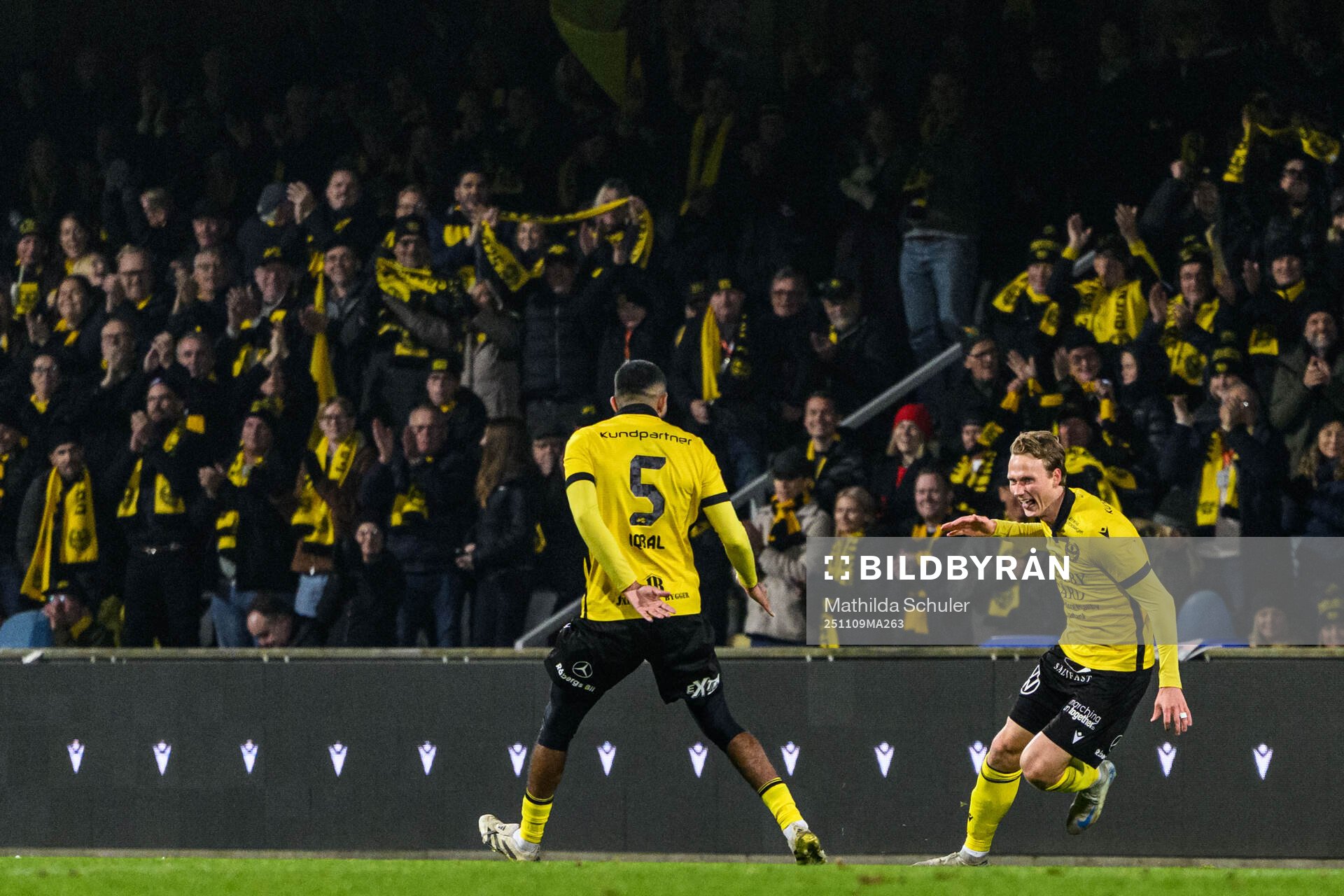 Mjällbys Alexander Johansson jublar