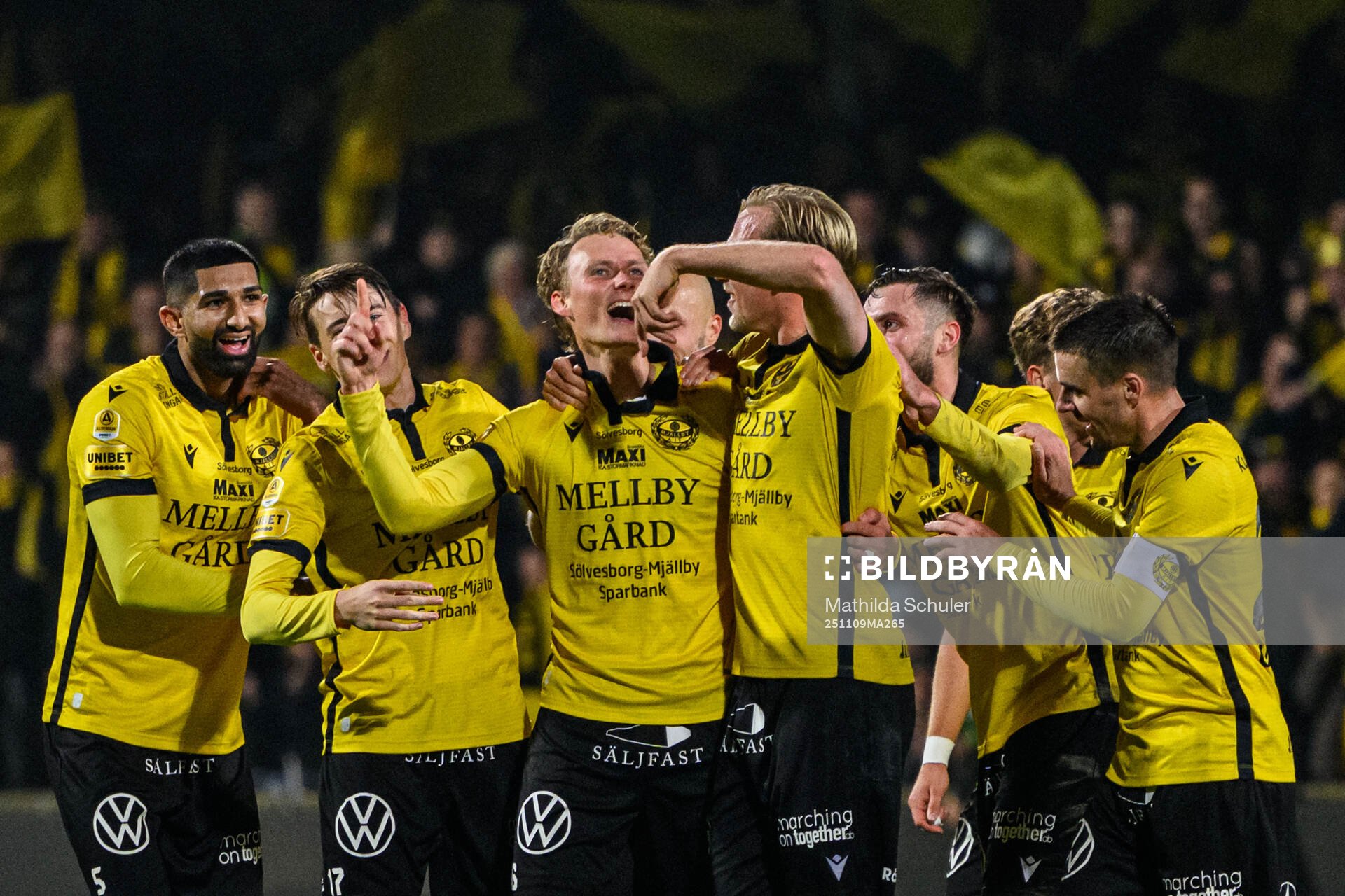 Mjällbys Alexander Johansson jublar med lagkamrater