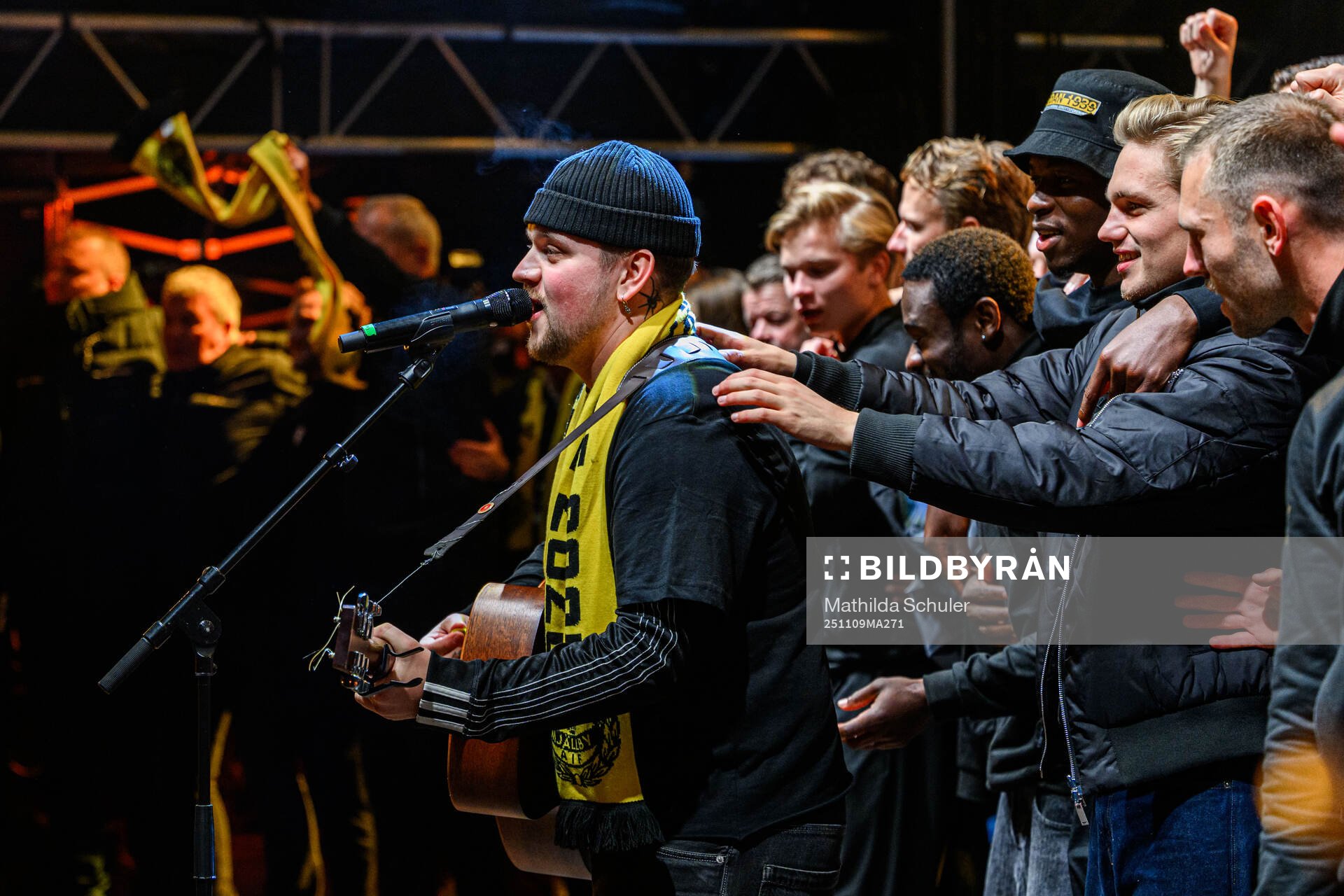 Hampus Nennesson uppträder framför Mjällbys spelare och