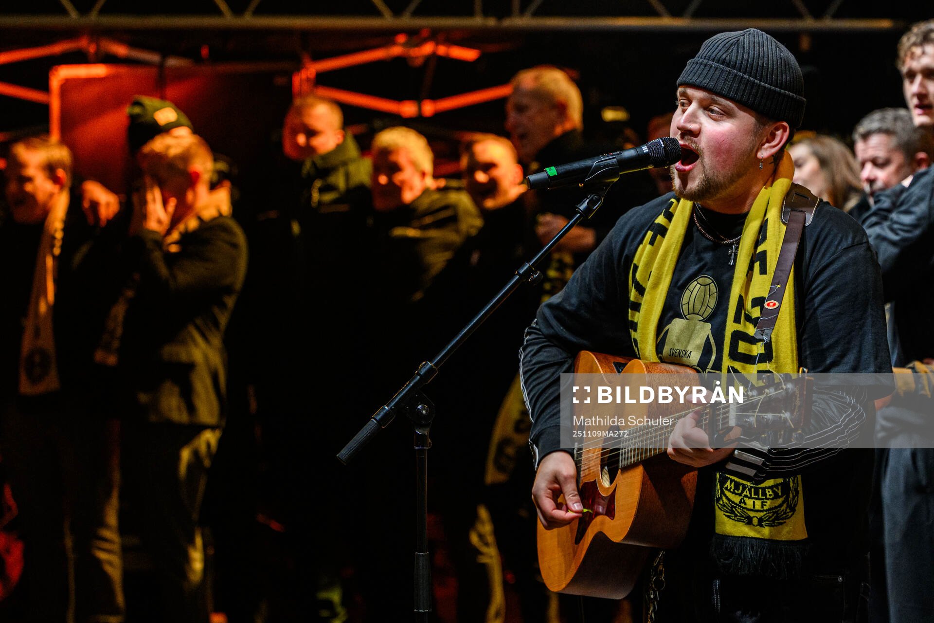 Hampus Nennesson uppträder framför Mjällbys spelare och