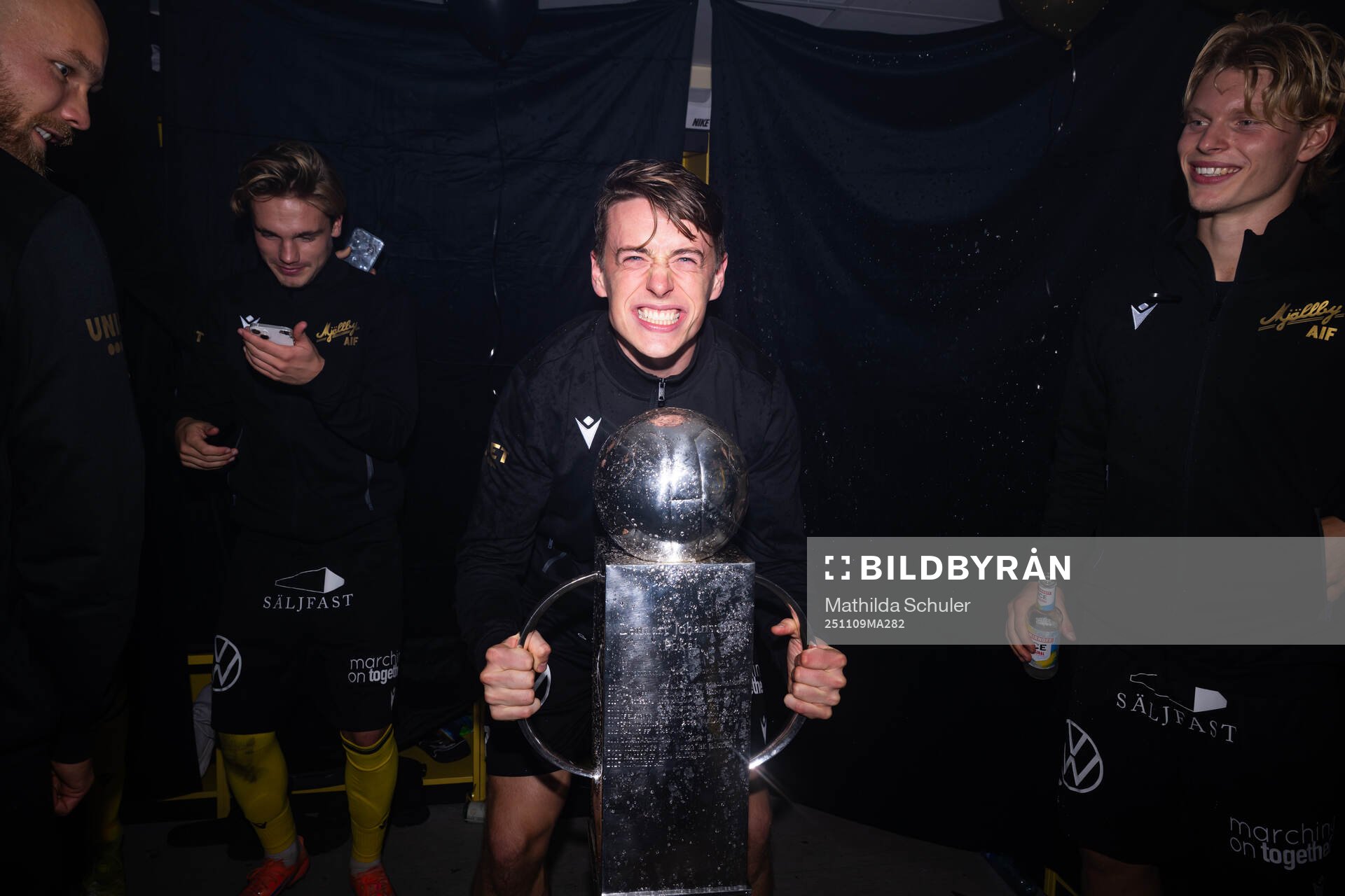 Mjällbys Elliot Stroud jublar med Lennart Johanssons pokal