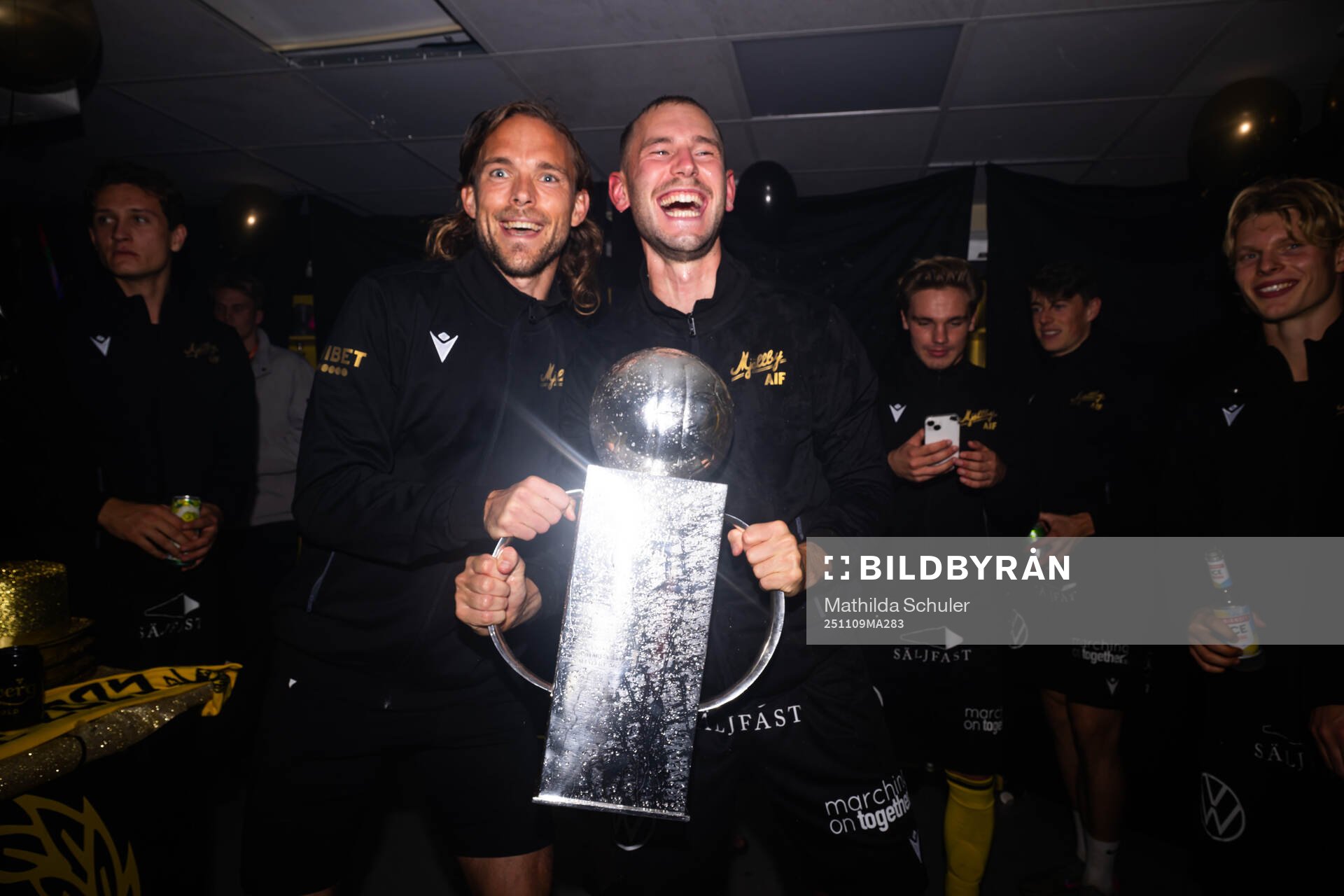 Mjällbys Tom Pettersson jublar med Lennart Johanssons pokal
