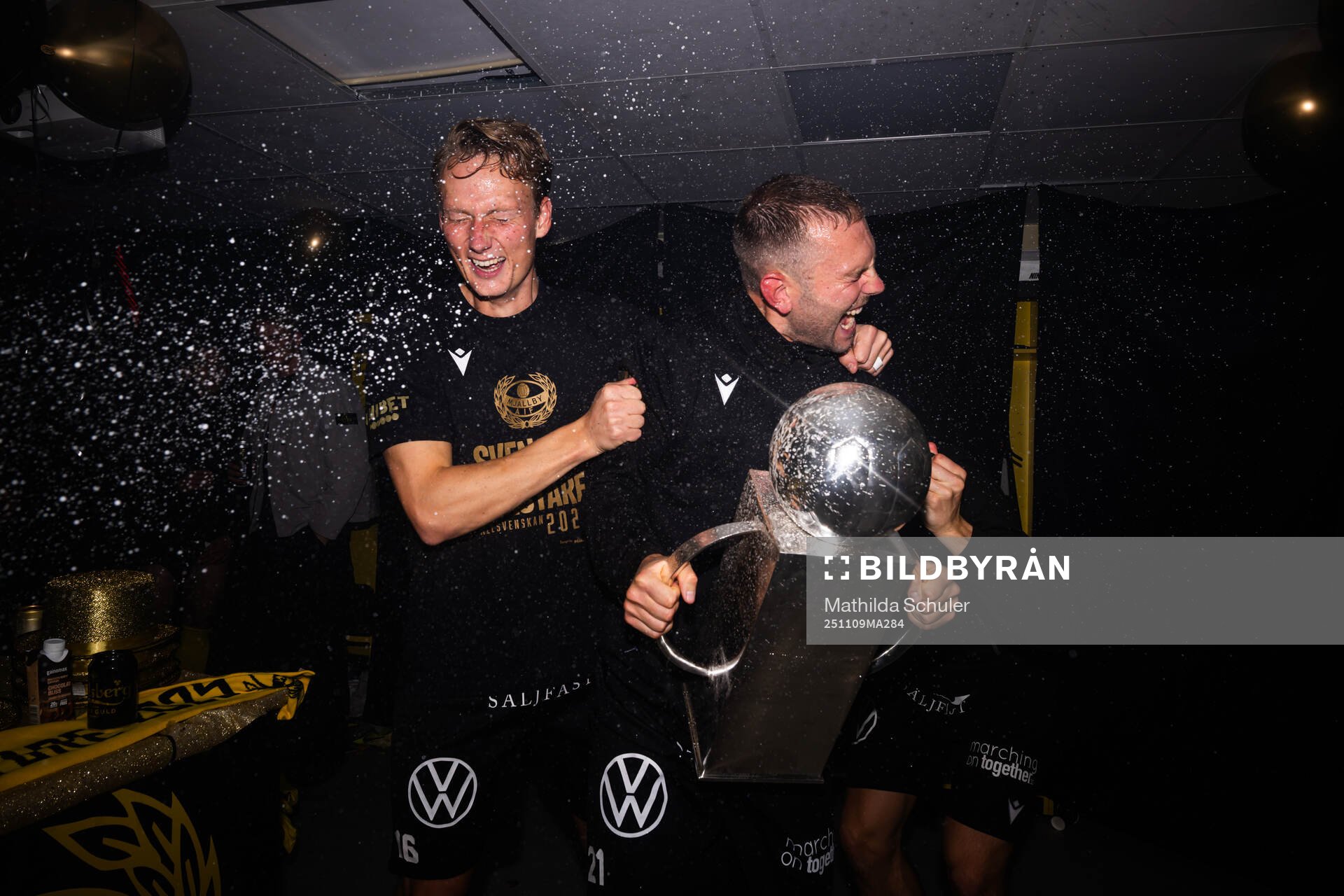 Mjällbys Herman Johansson och Elliot Stroud  jublar med